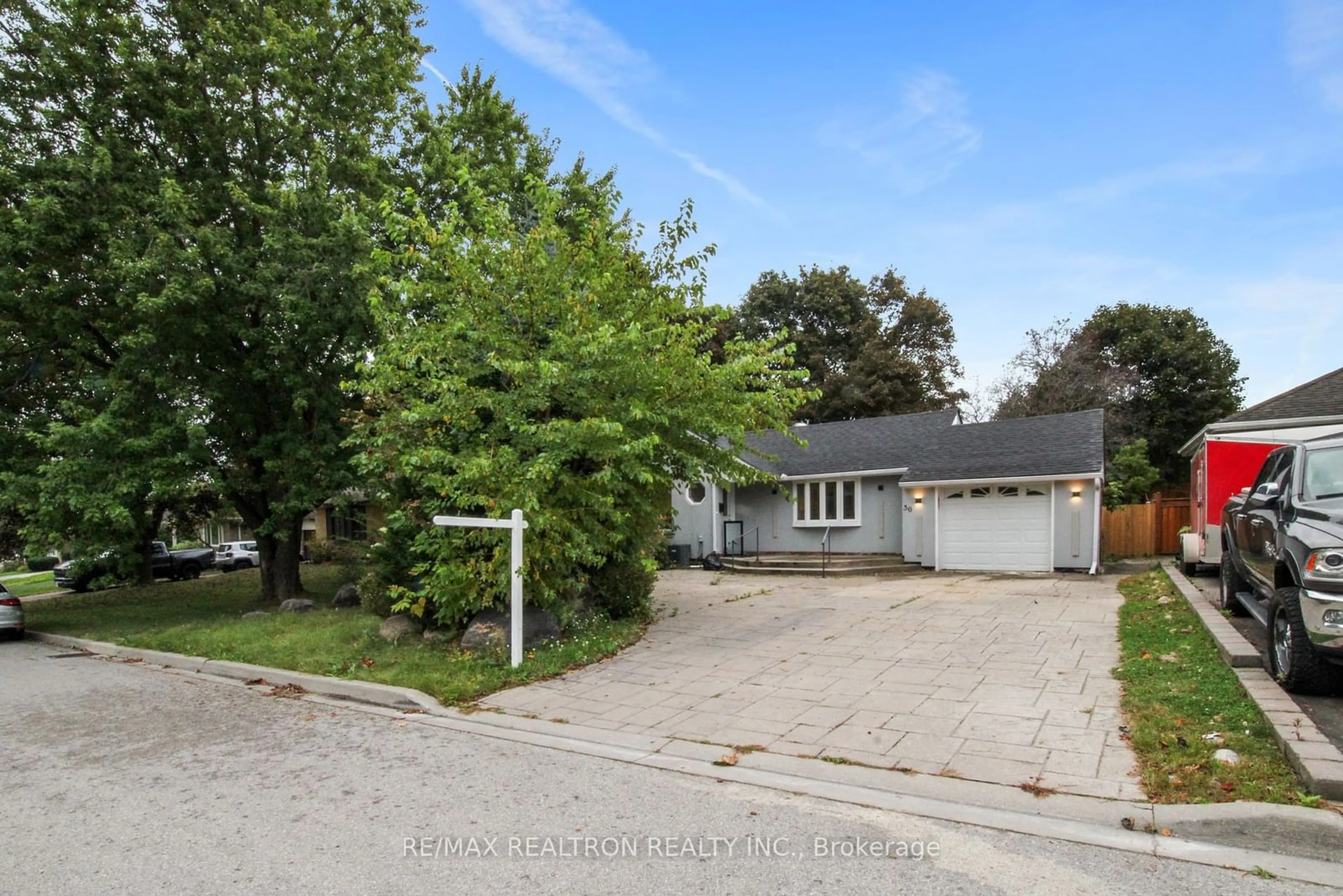 A pic from outside/outdoor area/front of a property/back of a property/a pic from drone, street for 56 Don Mor Dr, Newmarket Ontario L3Y 1G7