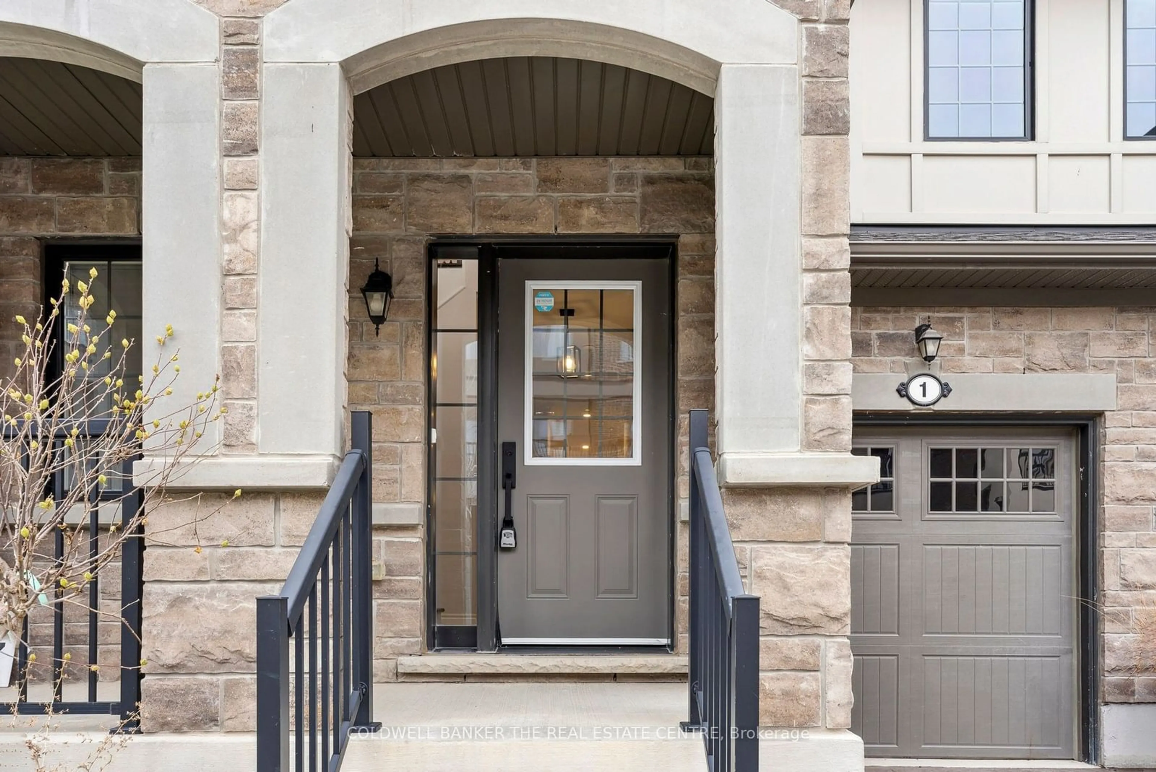 Indoor entryway for 1 Alan Williams Tr, Uxbridge Ontario L9P 0R5