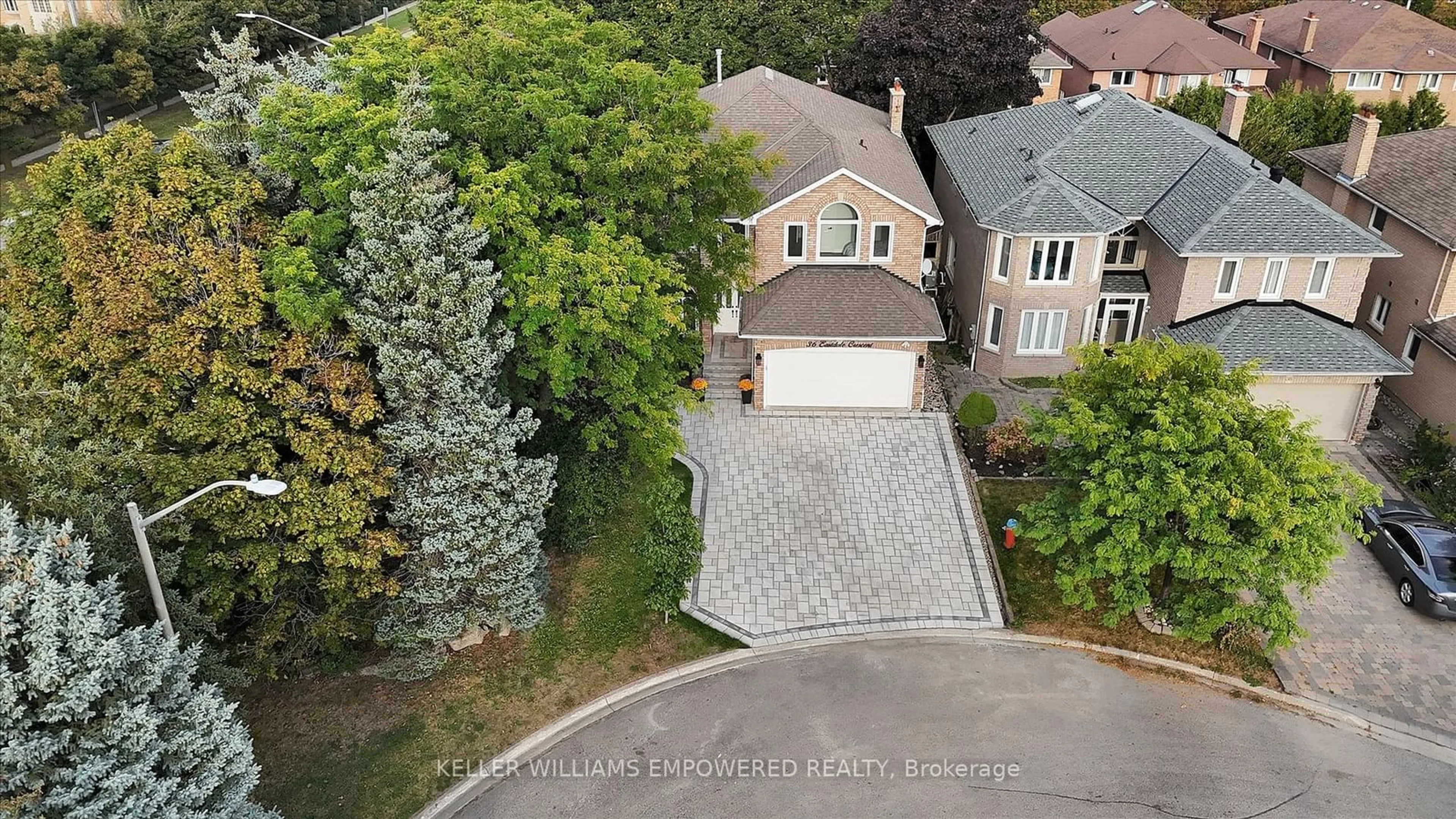 A pic from outside/outdoor area/front of a property/back of a property/a pic from drone, street for 36 Eastdale Cres, Richmond Hill Ontario L4B 3E4