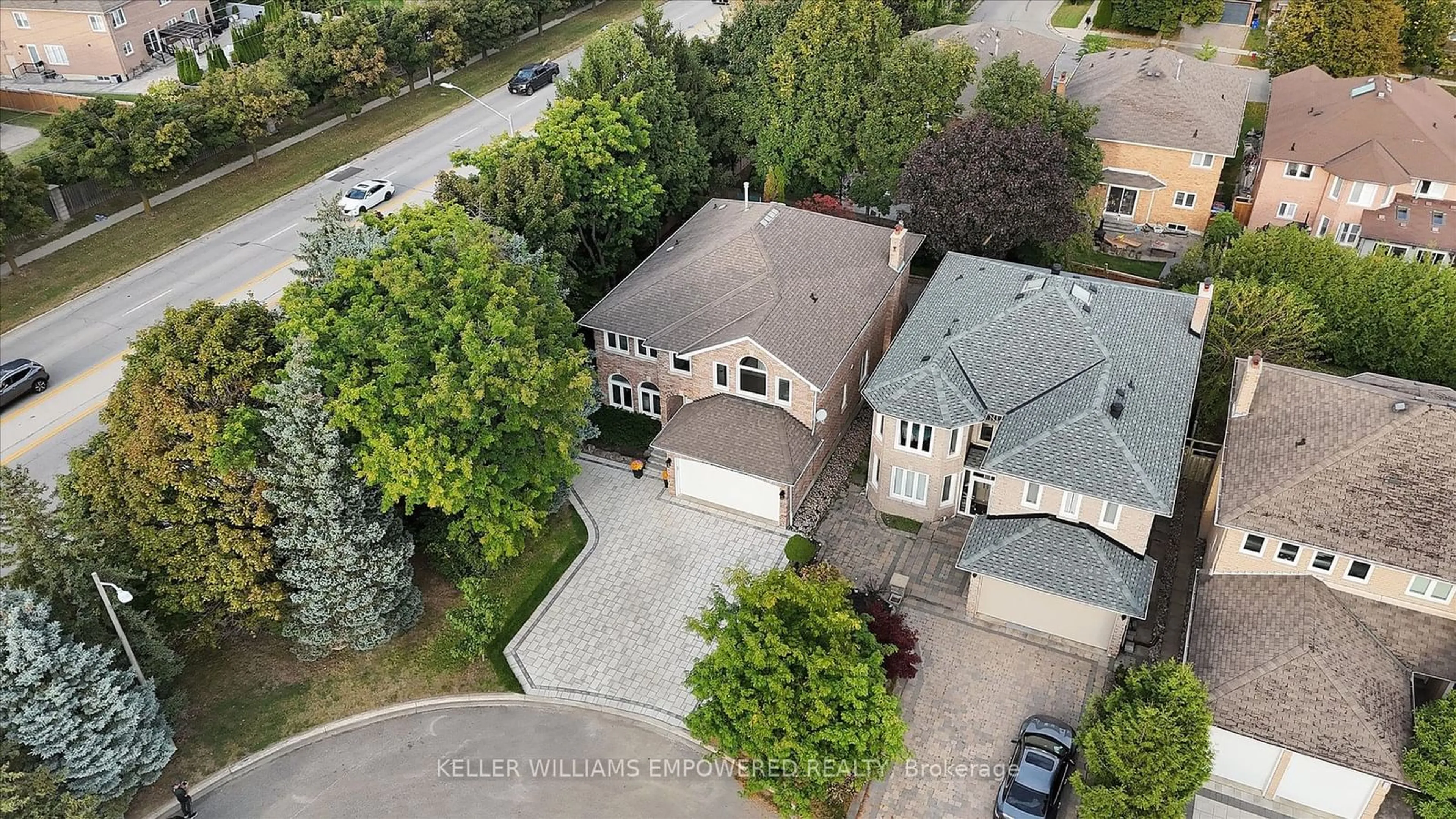 A pic from outside/outdoor area/front of a property/back of a property/a pic from drone, street for 36 Eastdale Cres, Richmond Hill Ontario L4B 3E4