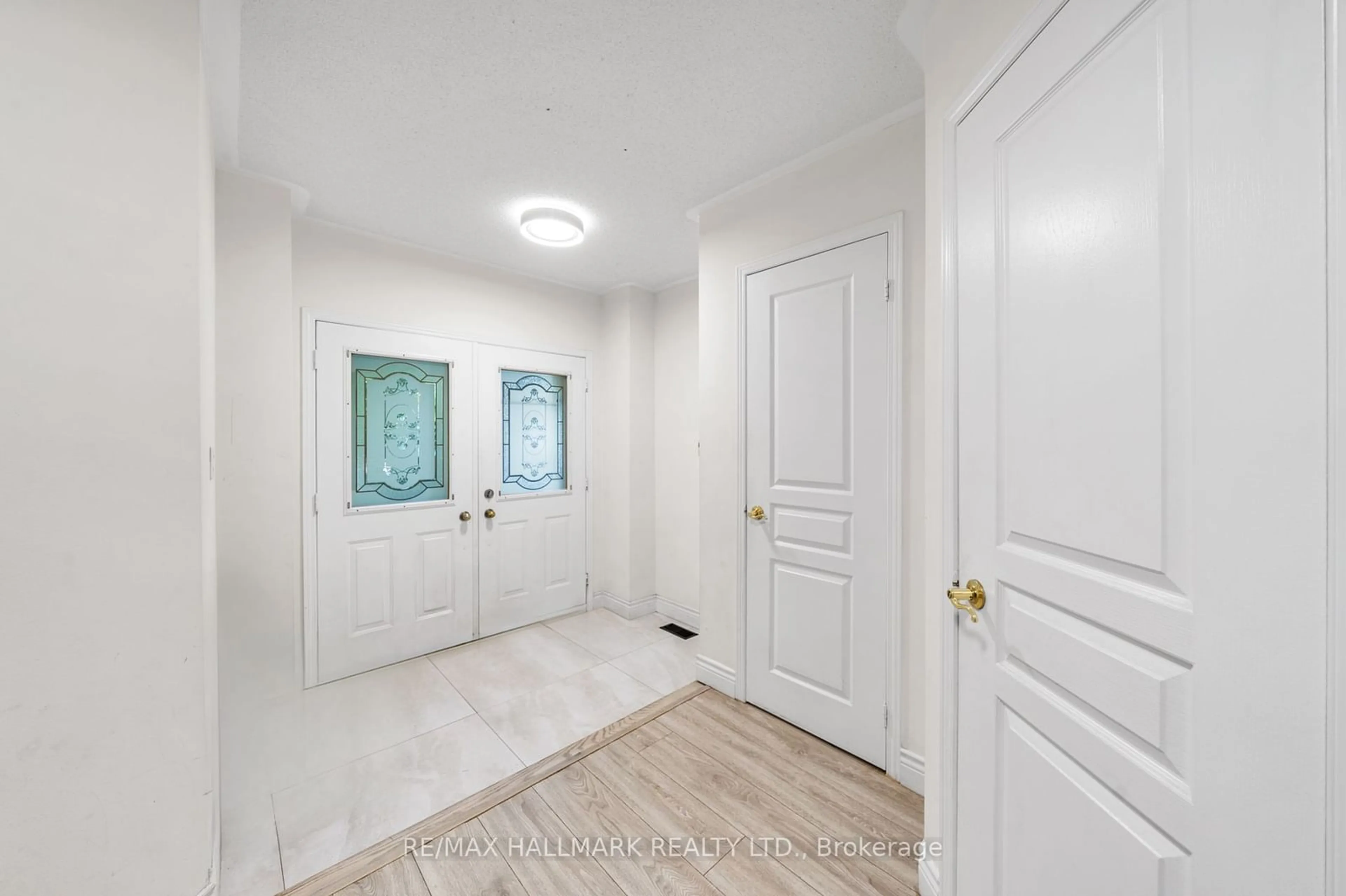 Indoor entryway for 11 Alberta Dr, Vaughan Ontario L4K 4X4