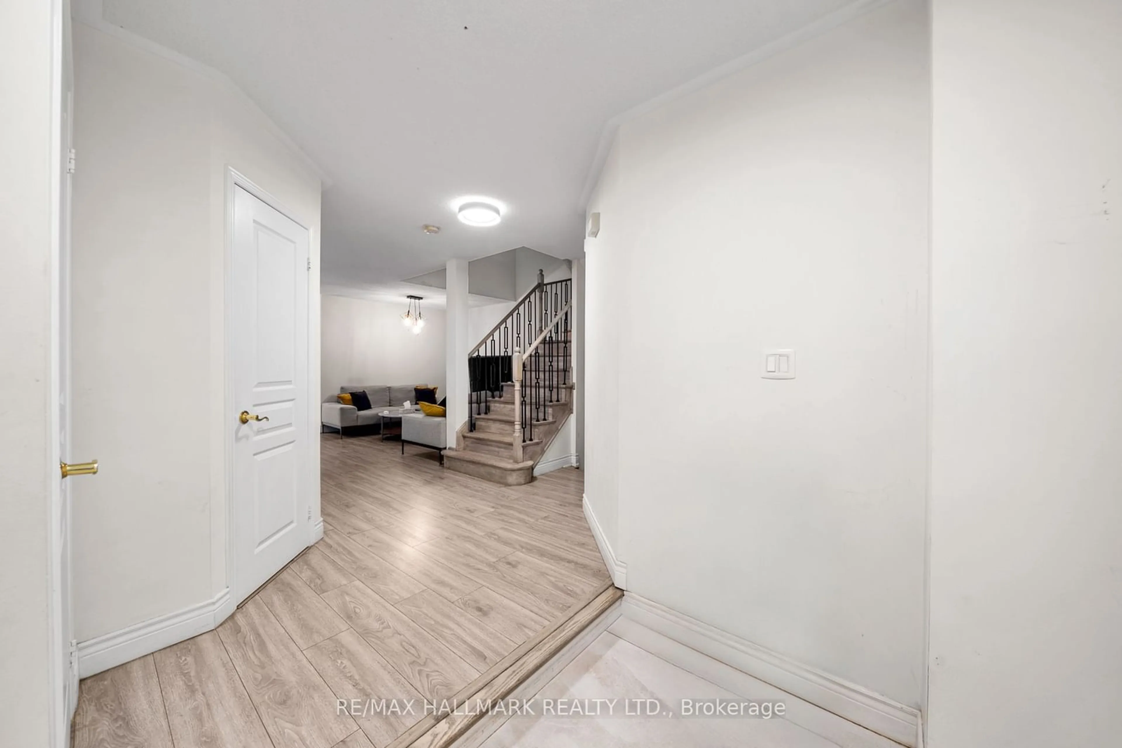 Indoor entryway for 11 Alberta Dr, Vaughan Ontario L4K 4X4