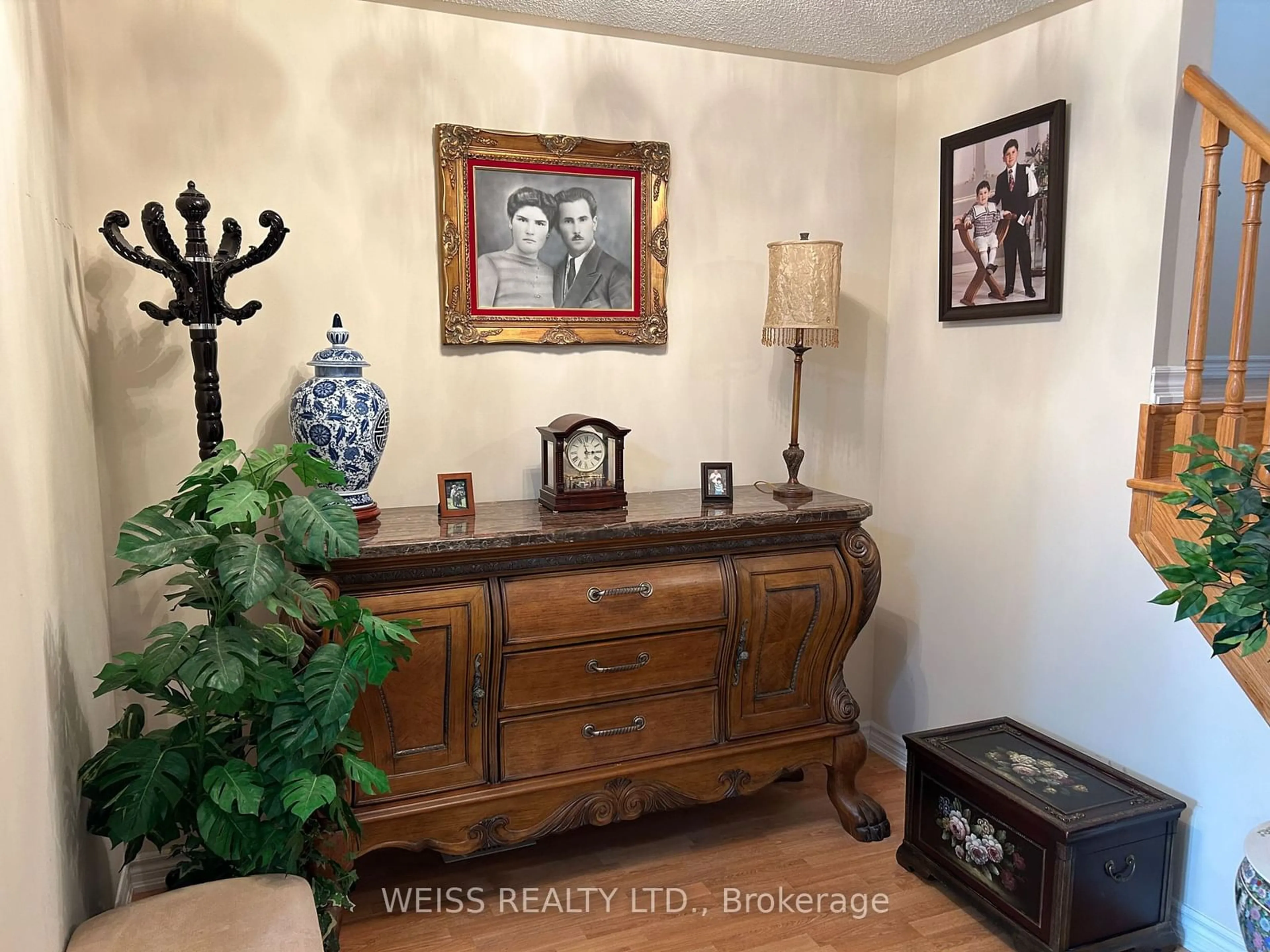 Indoor entryway for 503 Simcoe Rd, Bradford West Gwillimbury Ontario L3Z 3C4