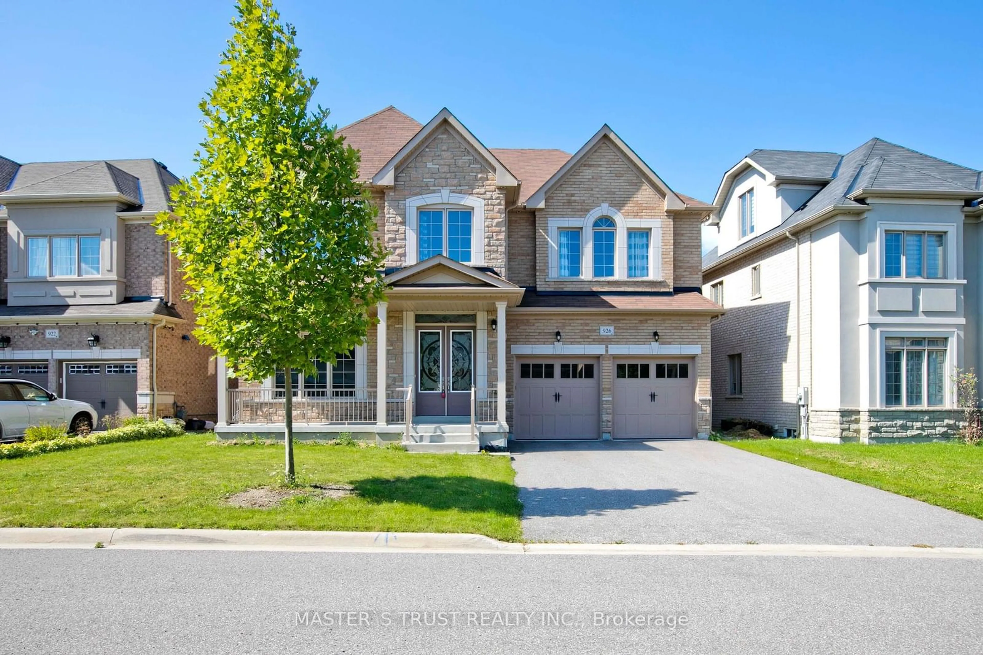 Home with brick exterior material, street for 926 Ernest Cousins Circ, Newmarket Ontario L3X 0B7