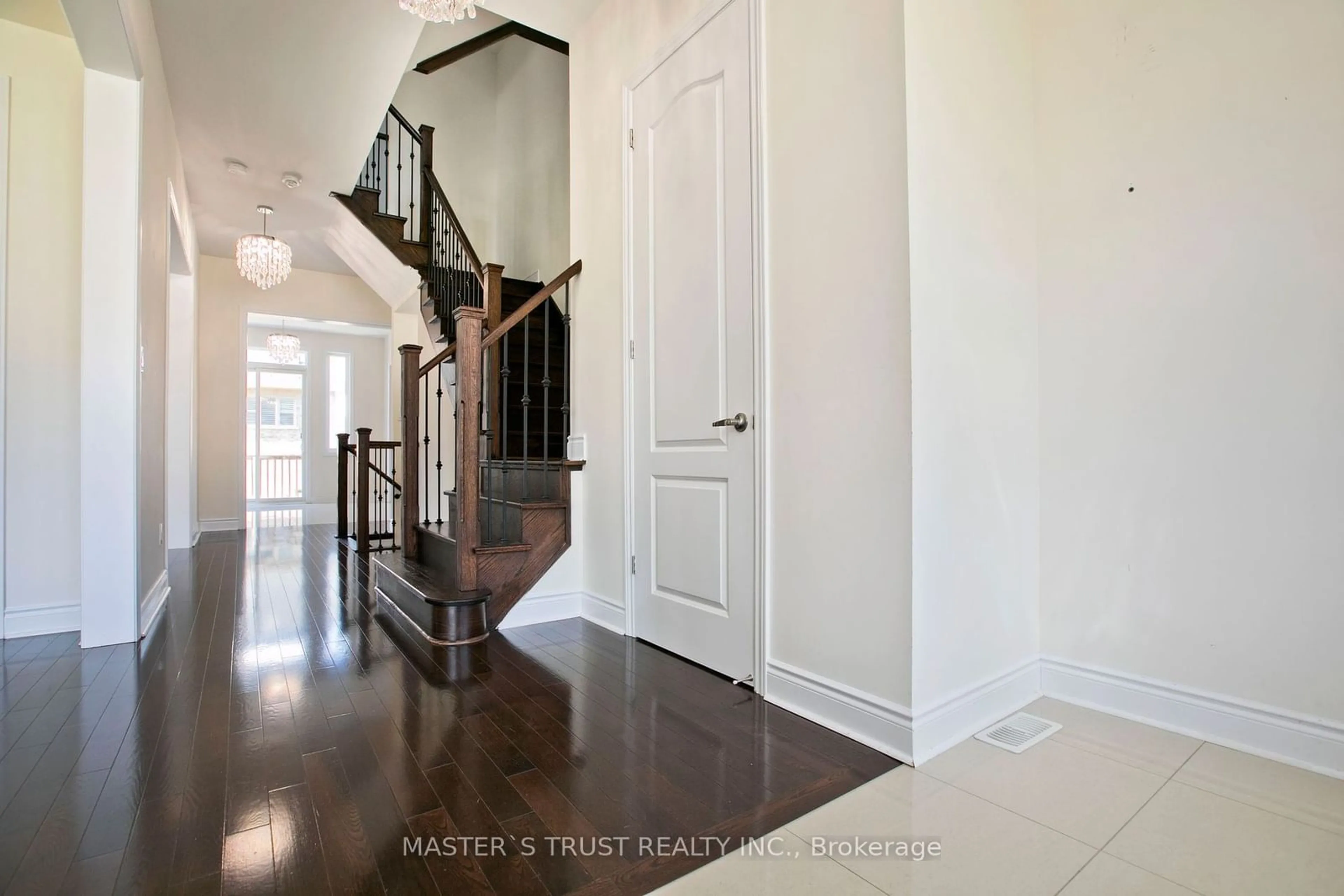 Indoor entryway for 926 Ernest Cousins Circ, Newmarket Ontario L3X 0B7