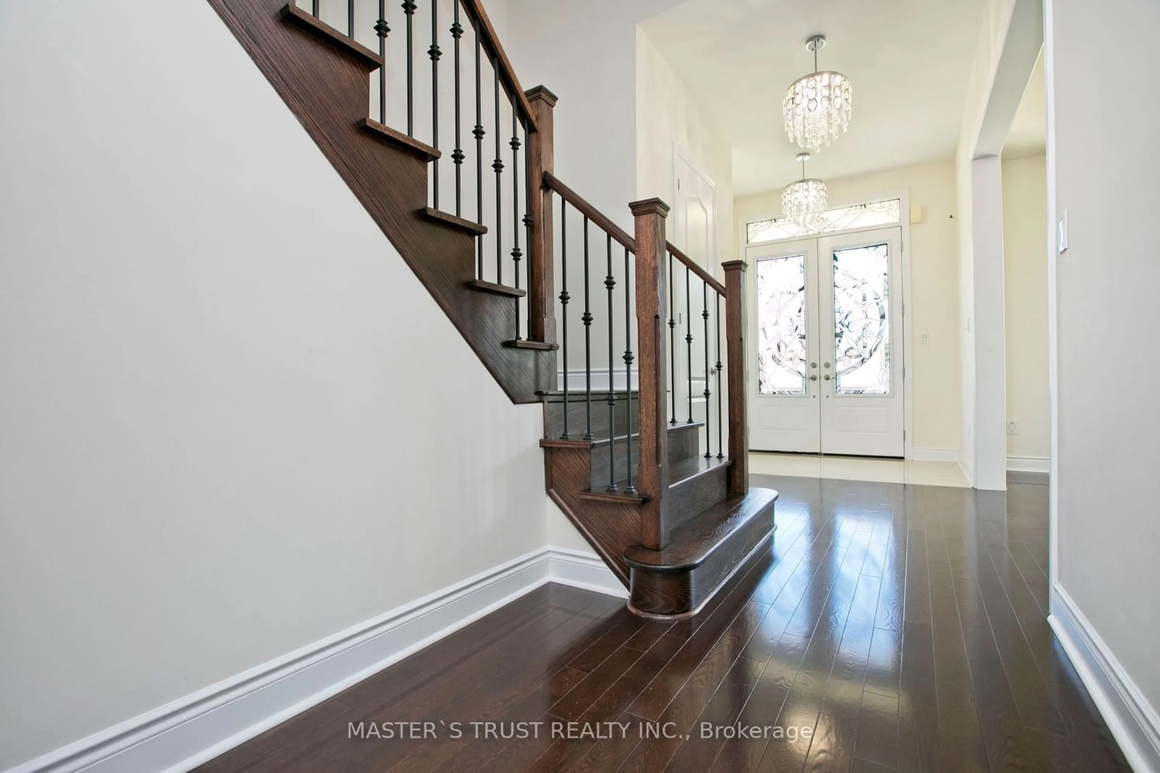 Indoor entryway for 926 Ernest Cousins Circ, Newmarket Ontario L3X 0B7