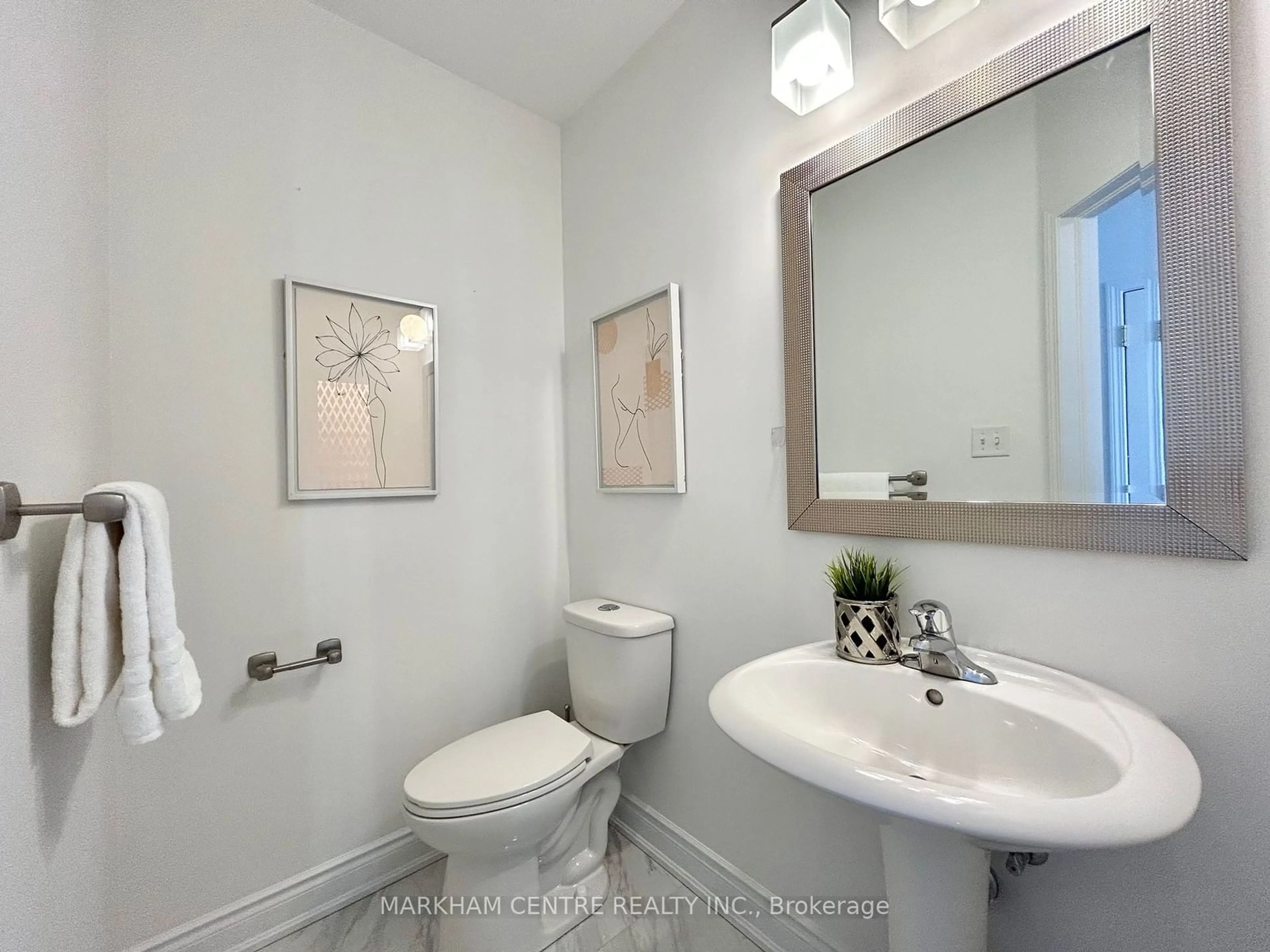 Standard bathroom, ceramic/tile floor for 69 Lowther Ave, Richmond Hill Ontario L4E 4P3