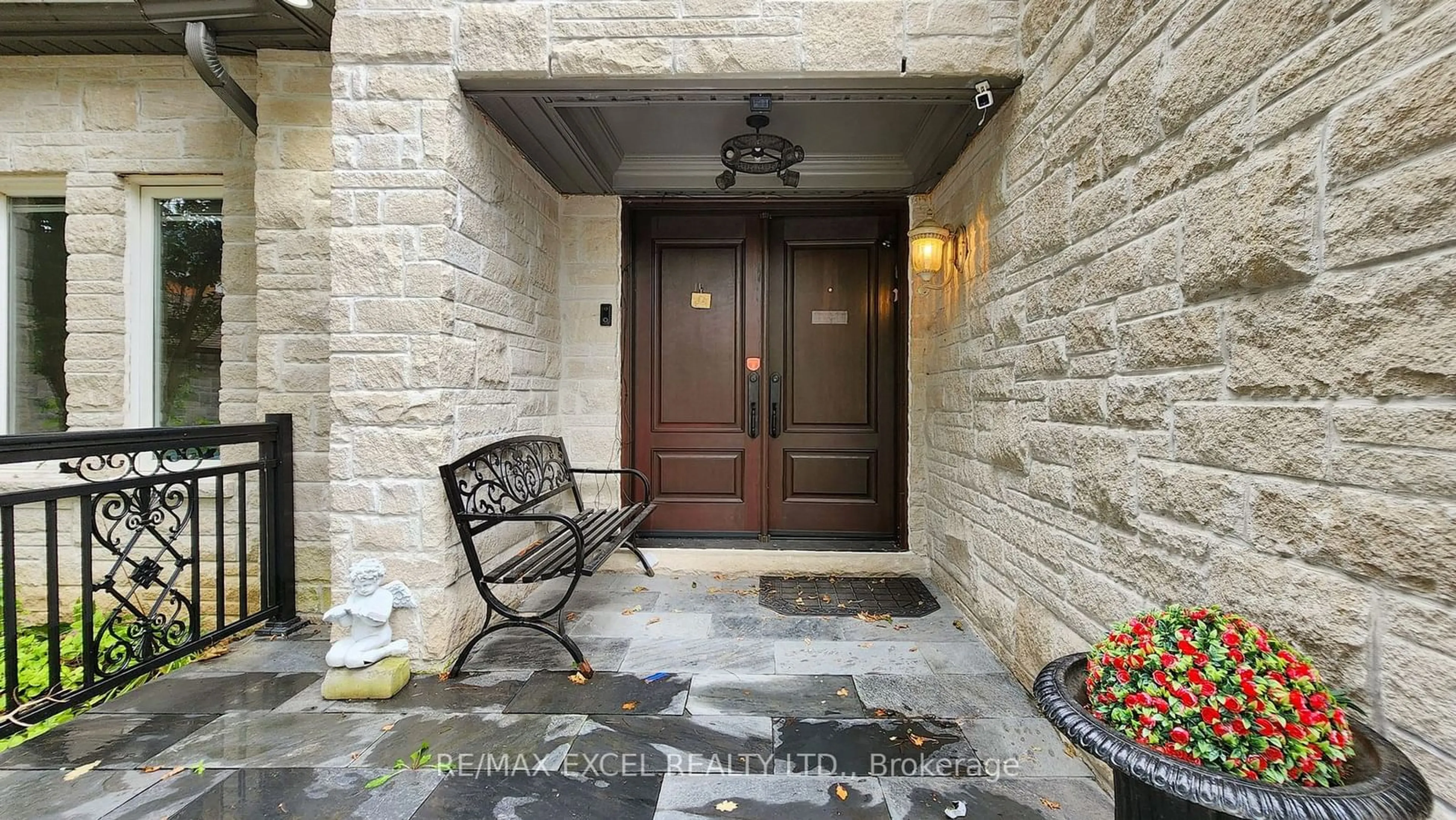 Indoor entryway for 25 Conistan Rd, Markham Ontario L3R 8K8