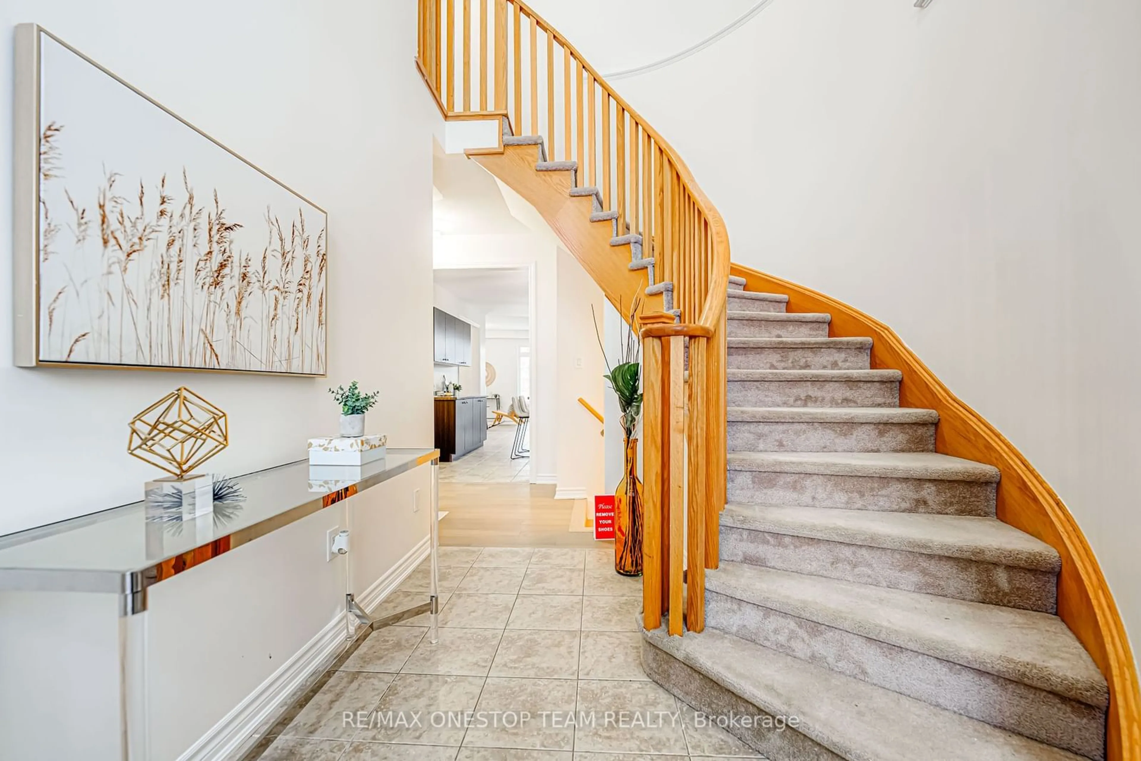 Indoor foyer for 1307 Hunter St, Innisfil Ontario L9S 0H1