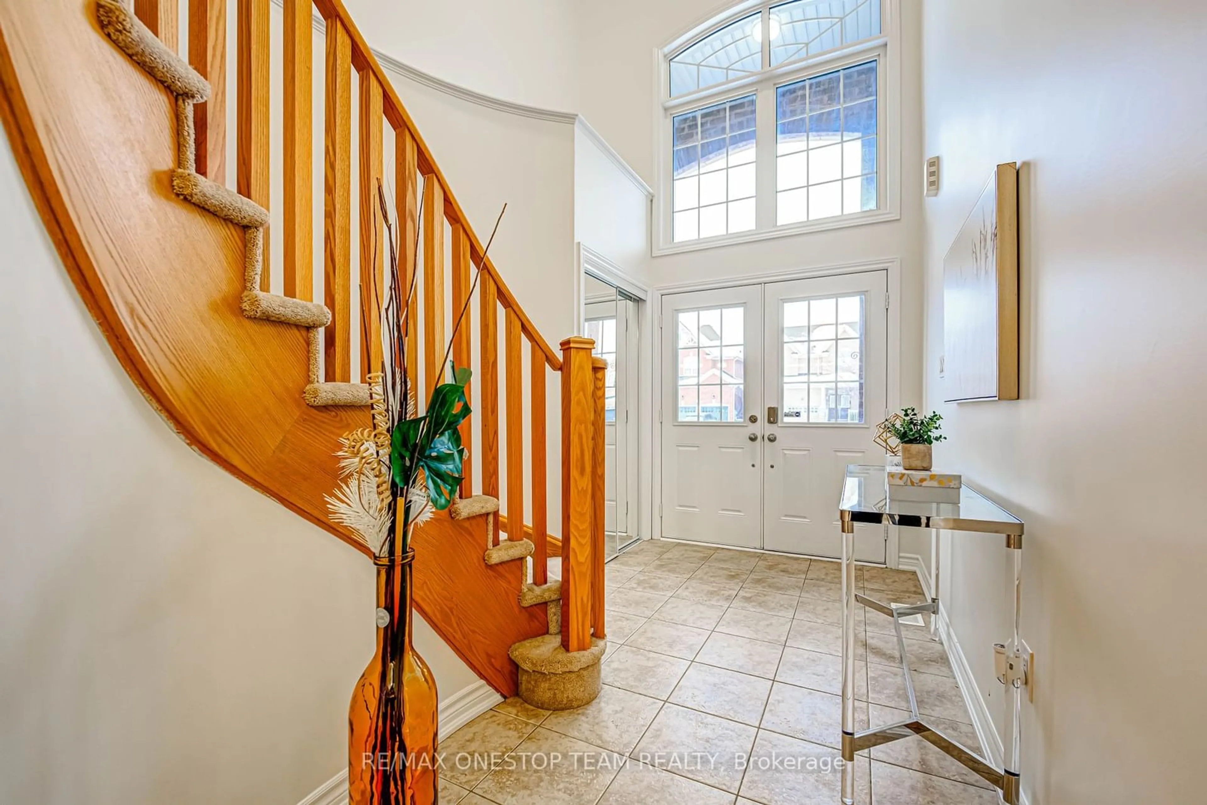 Indoor foyer for 1307 Hunter St, Innisfil Ontario L9S 0H1