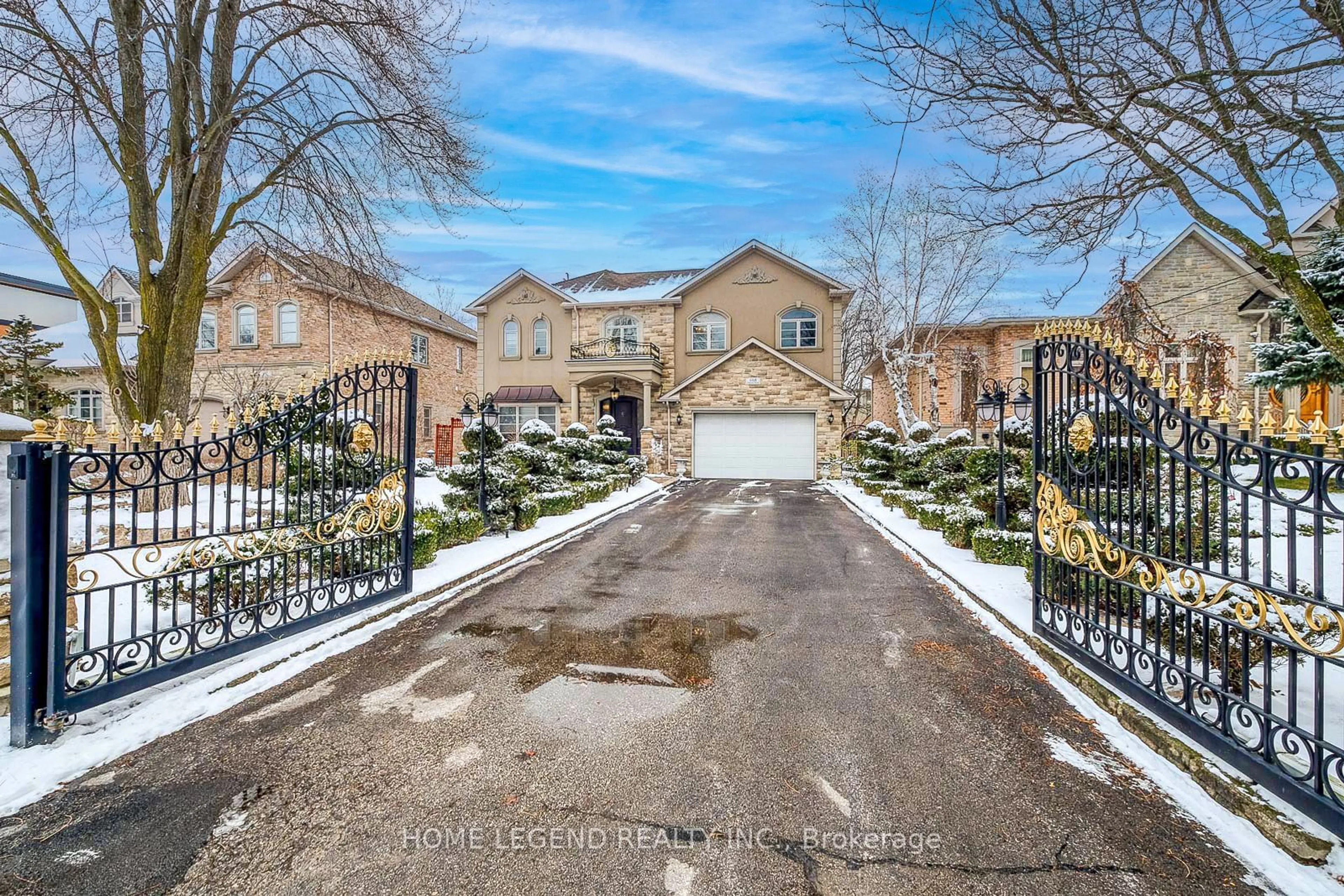 A pic from outside/outdoor area/front of a property/back of a property/a pic from drone, street for 163 Duncan Rd, Richmond Hill Ontario L4C 6J5