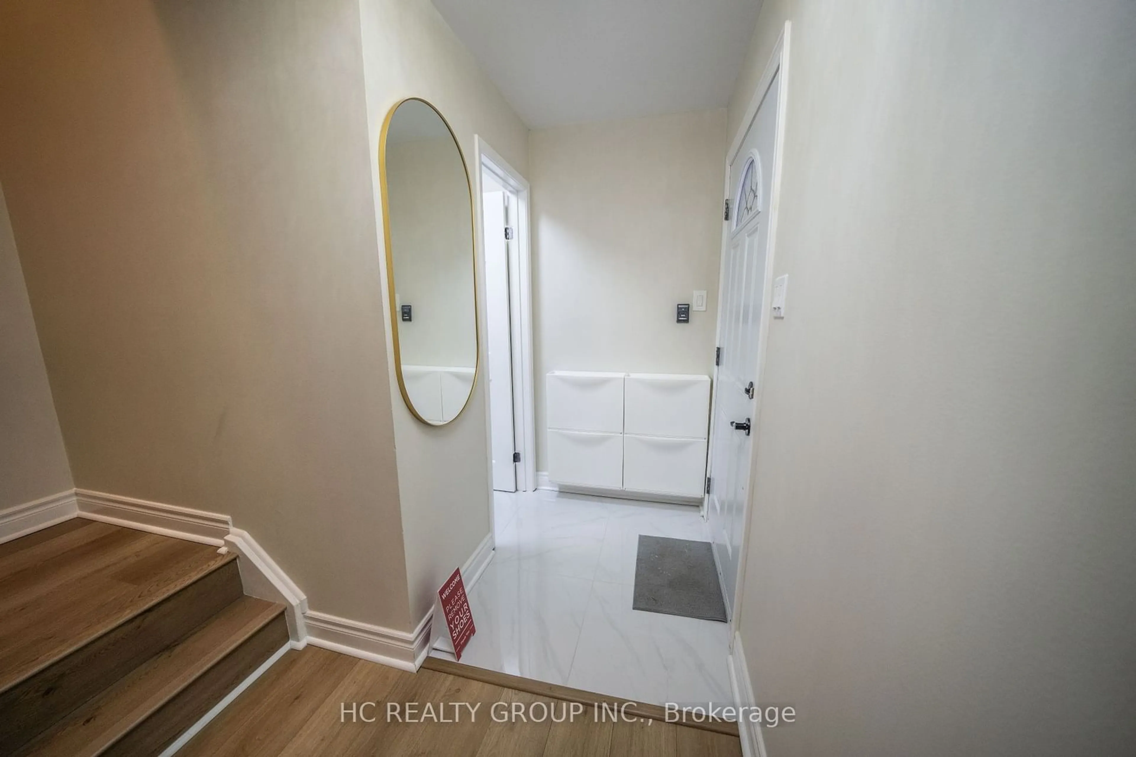 Indoor entryway for 87 Lund St, Richmond Hill Ontario L4C 5V3