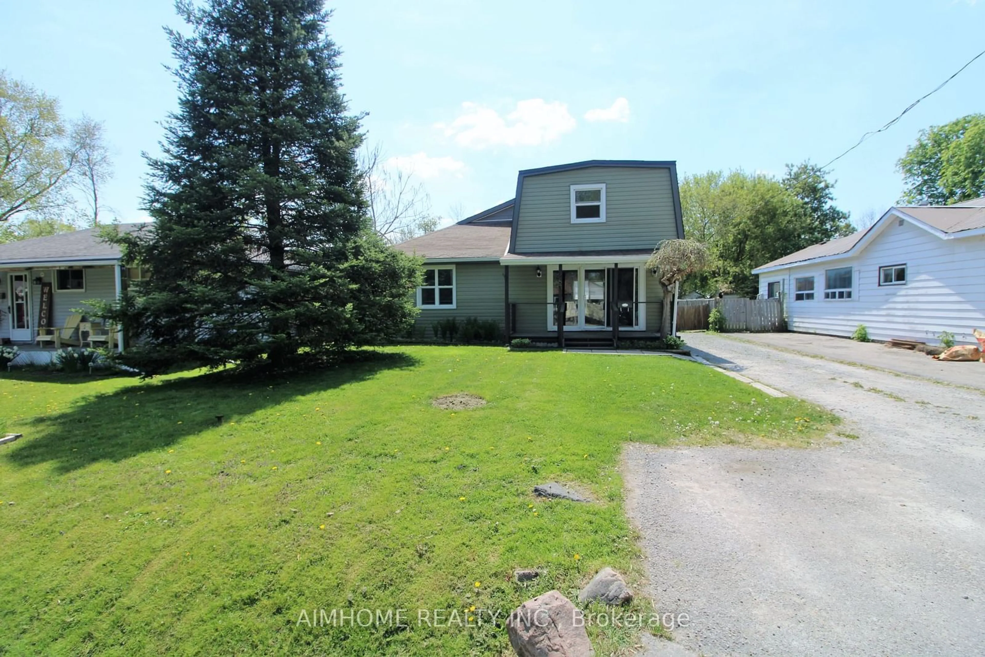 A pic from outside/outdoor area/front of a property/back of a property/a pic from drone, street for 283 Woodycrest Ave, Georgina Ontario L4P 2W3