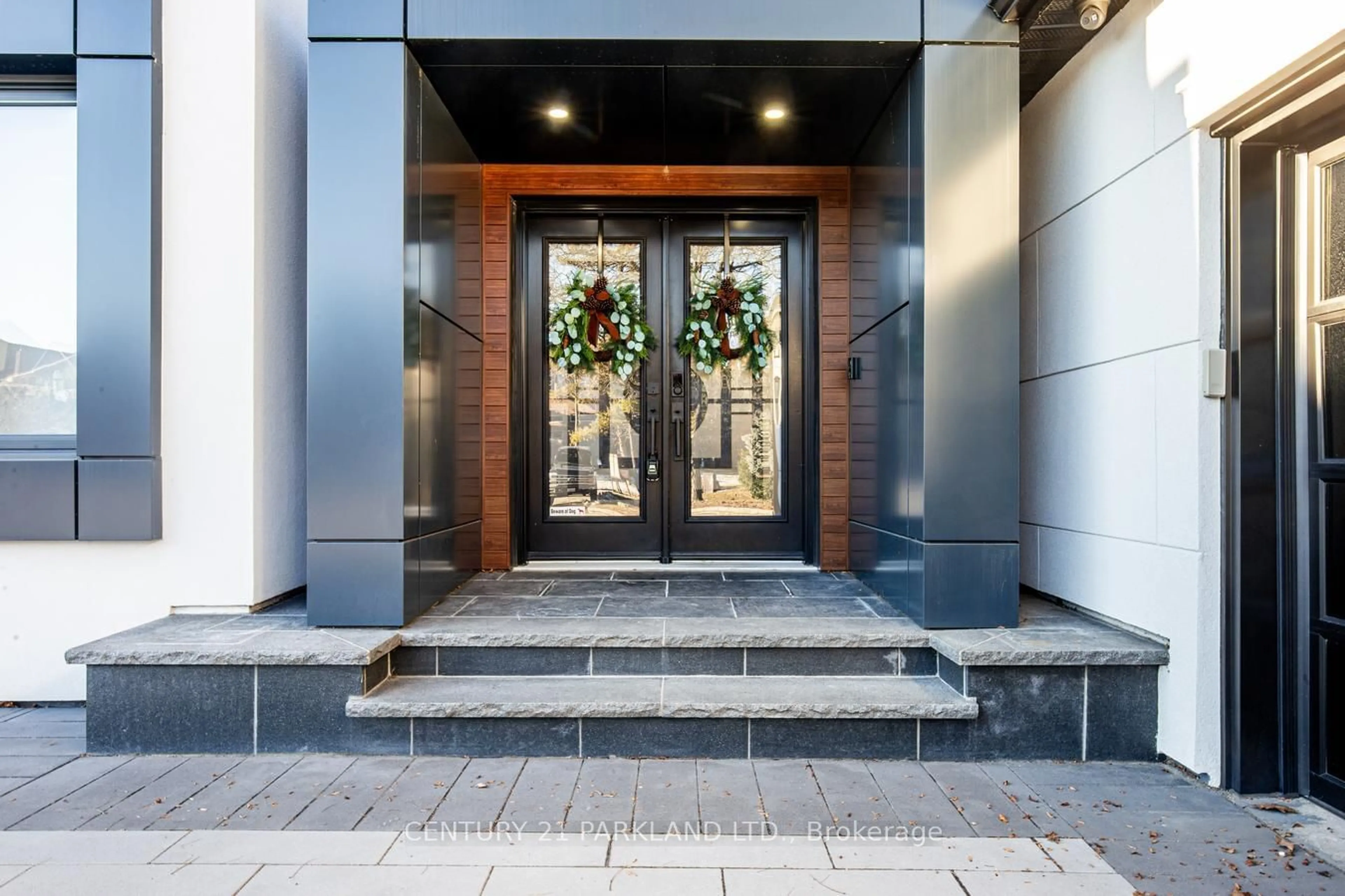 Indoor foyer for 72 Chatsworth Crt, Vaughan Ontario L4L 7E9