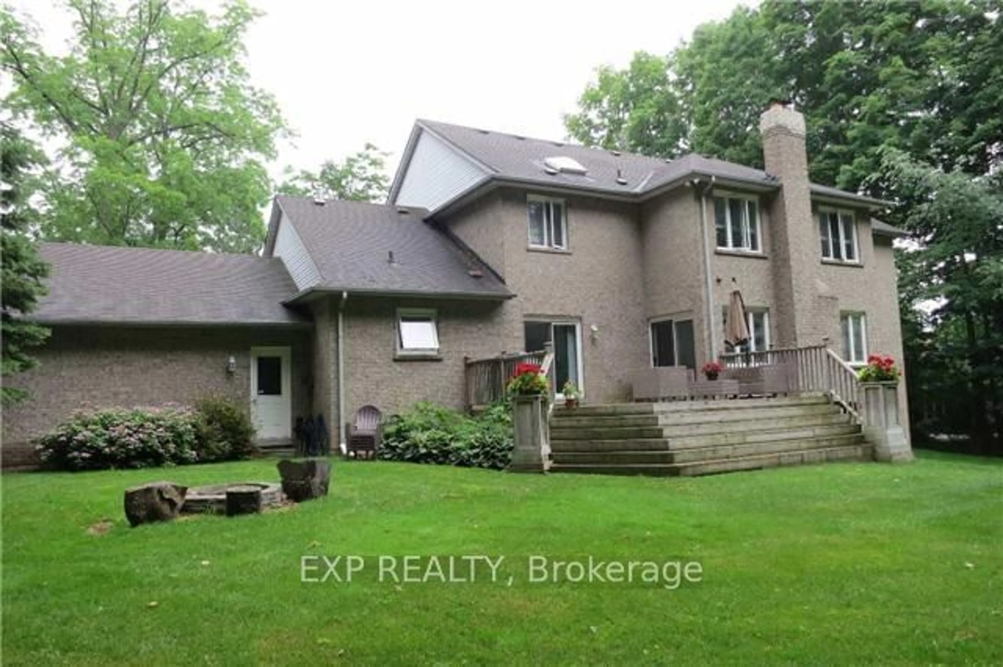 A pic from outside/outdoor area/front of a property/back of a property/a pic from drone, unknown for 10 Walnut Glen Pl, Markham Ontario L6C 1A3