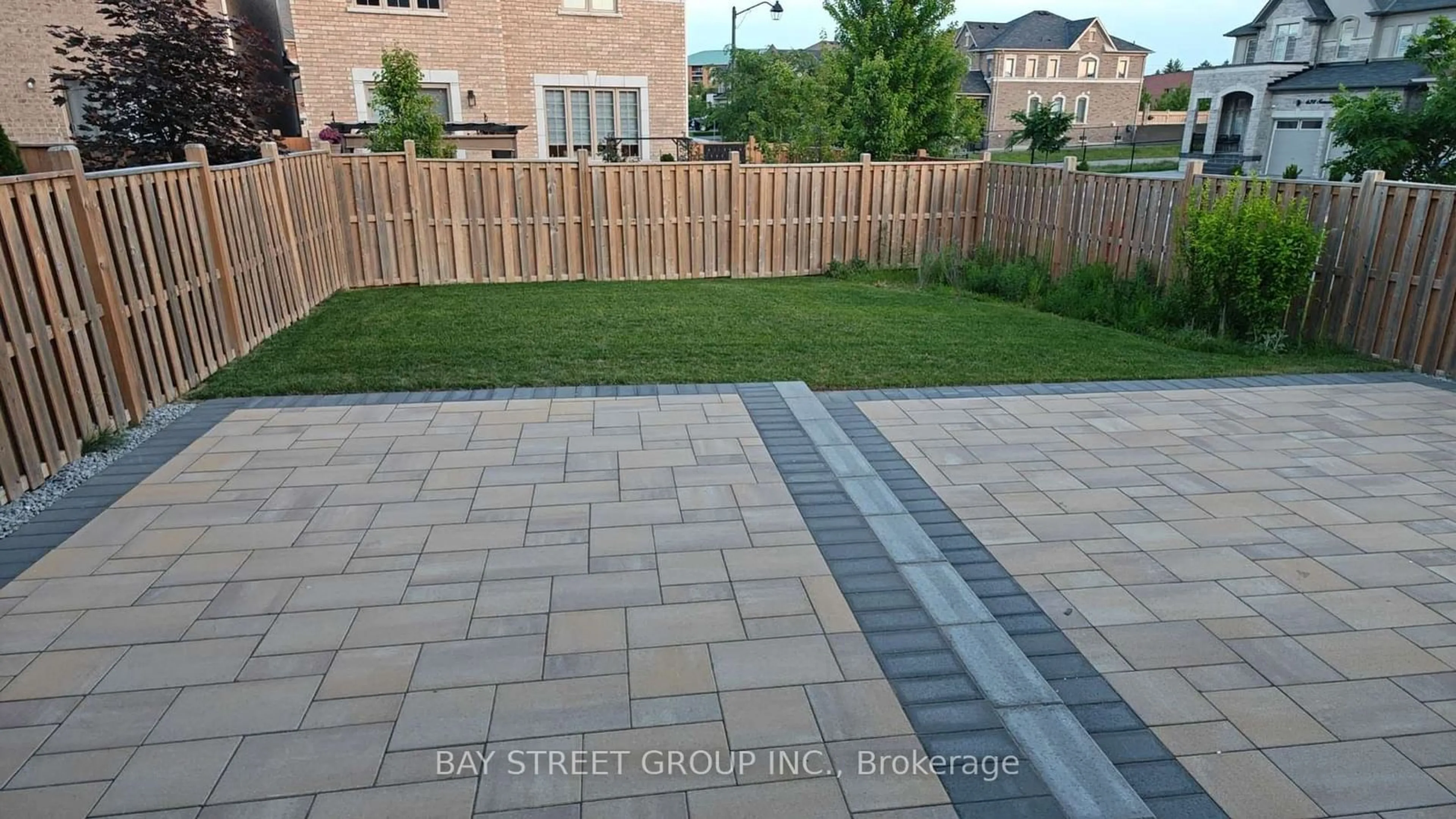 Patio, street for 106 HELENA Crt, Newmarket Ontario L3X 0K2