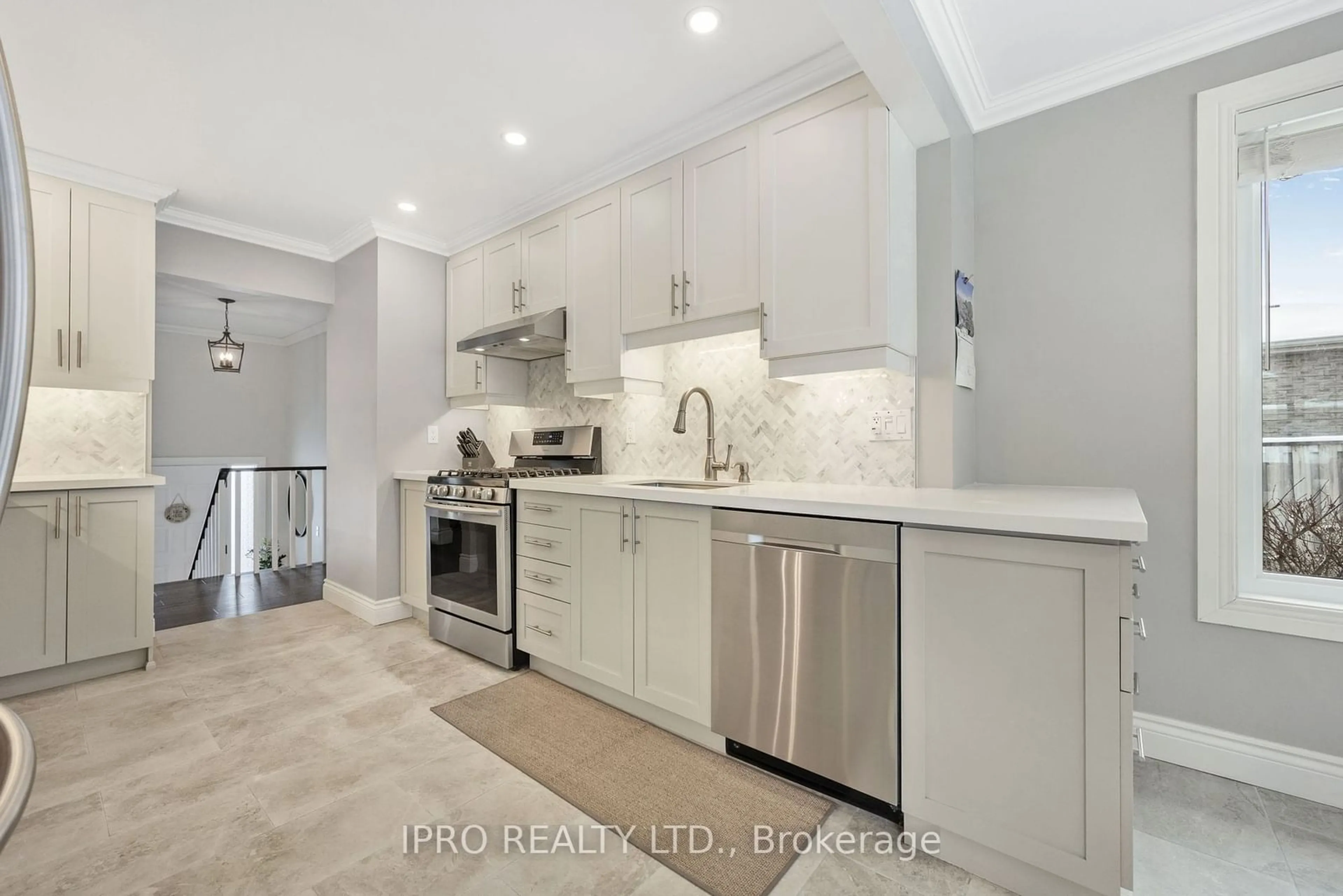 Open concept kitchen, ceramic/tile floor for 188 Melbourne Dr, Bradford West Gwillimbury Ontario L3Z 2W2