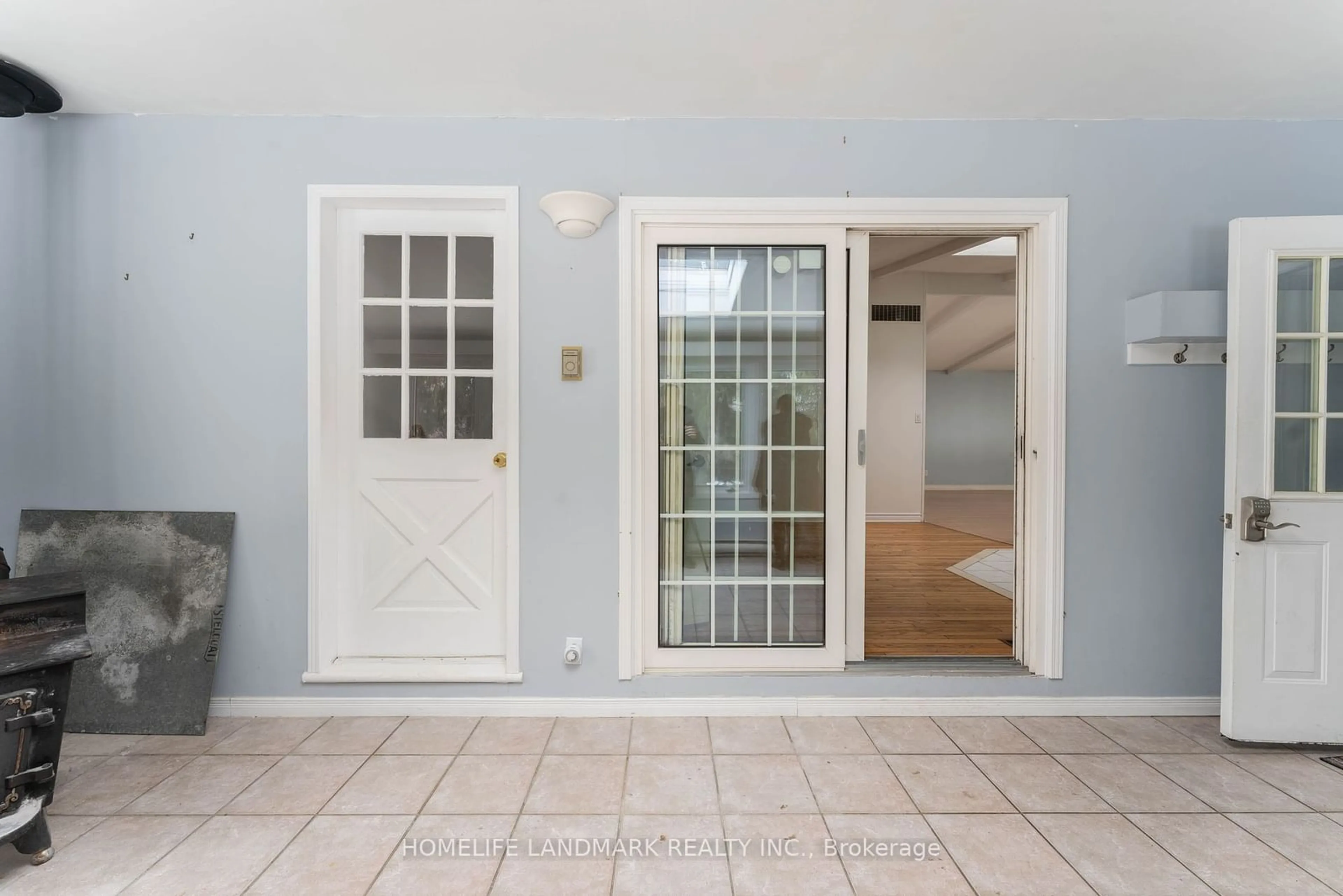 Indoor entryway for 3210 Herald Rd, East Gwillimbury Ontario L0G 1V0