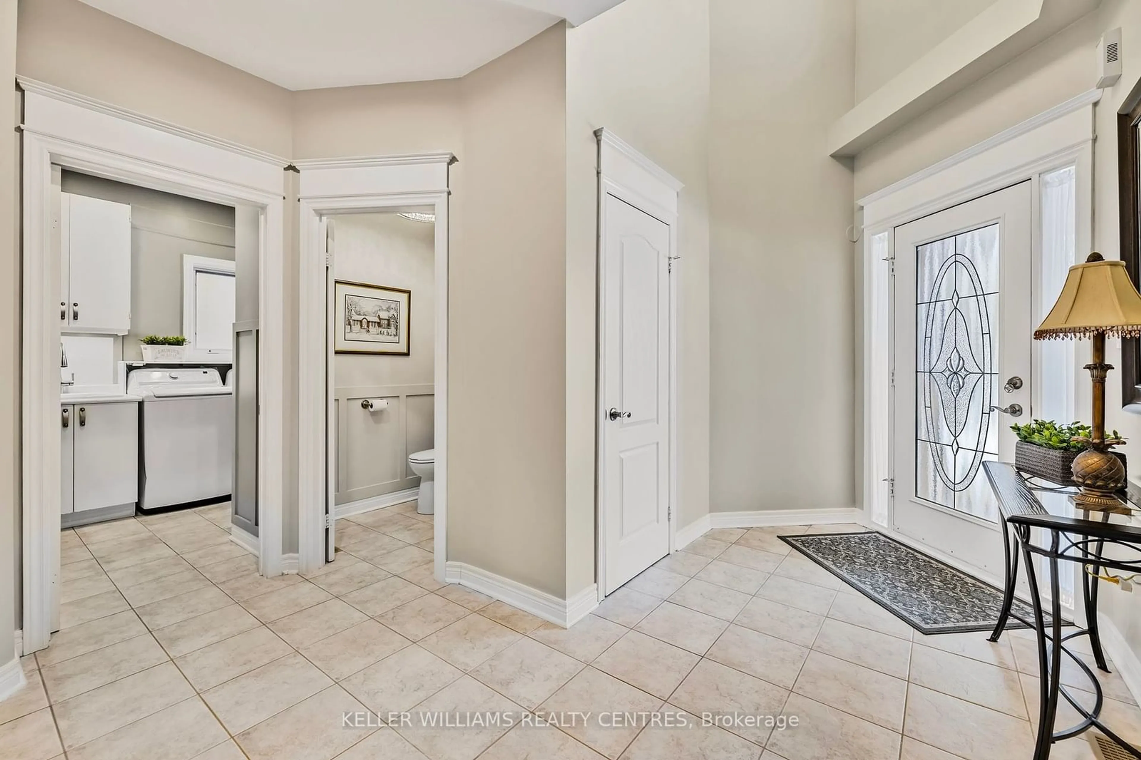 Indoor entryway for 205 Narinia Cres, Newmarket Ontario L3X 2E1