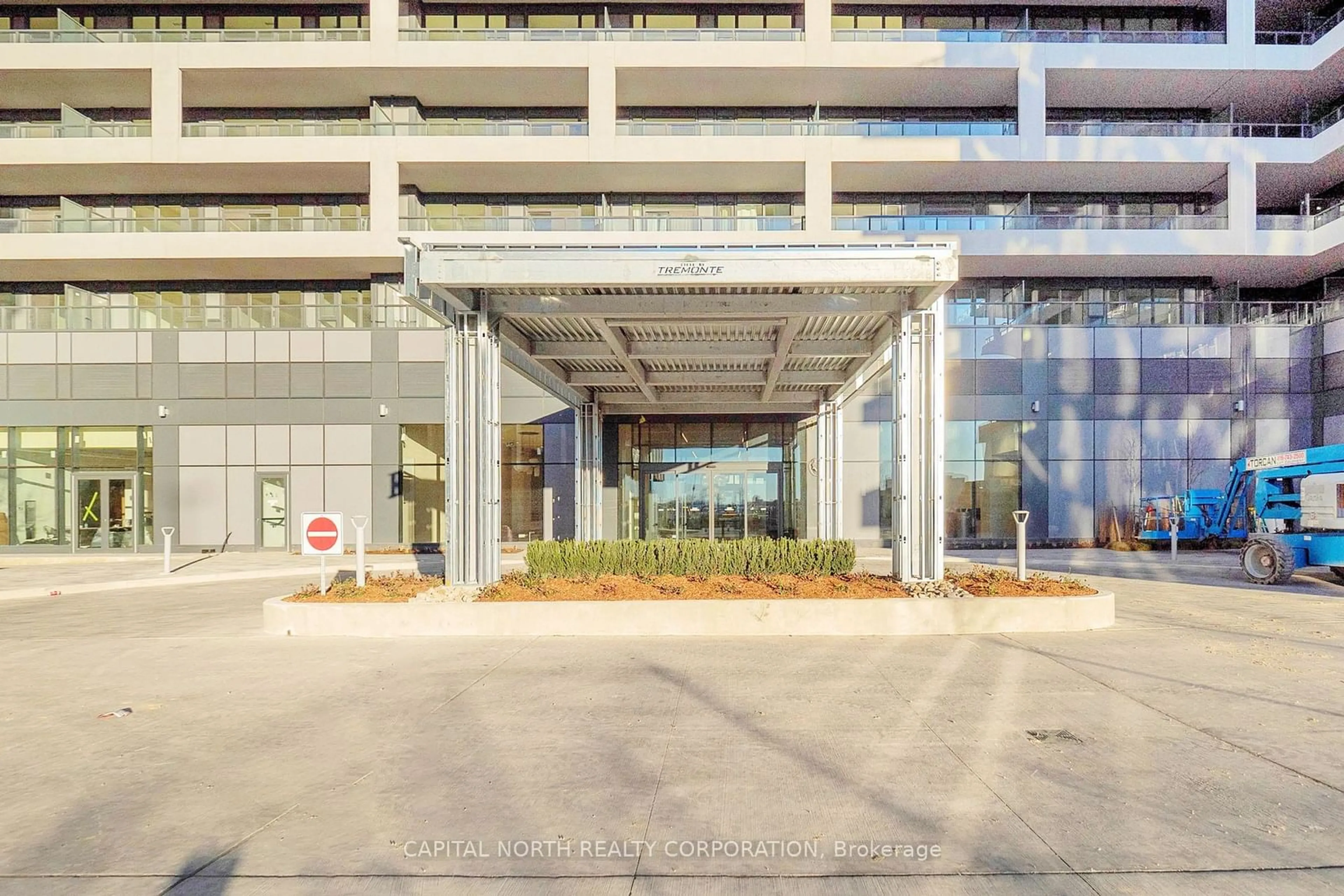 Indoor foyer for 8960 Jane St #1711, Vaughan Ontario L4K 2M9