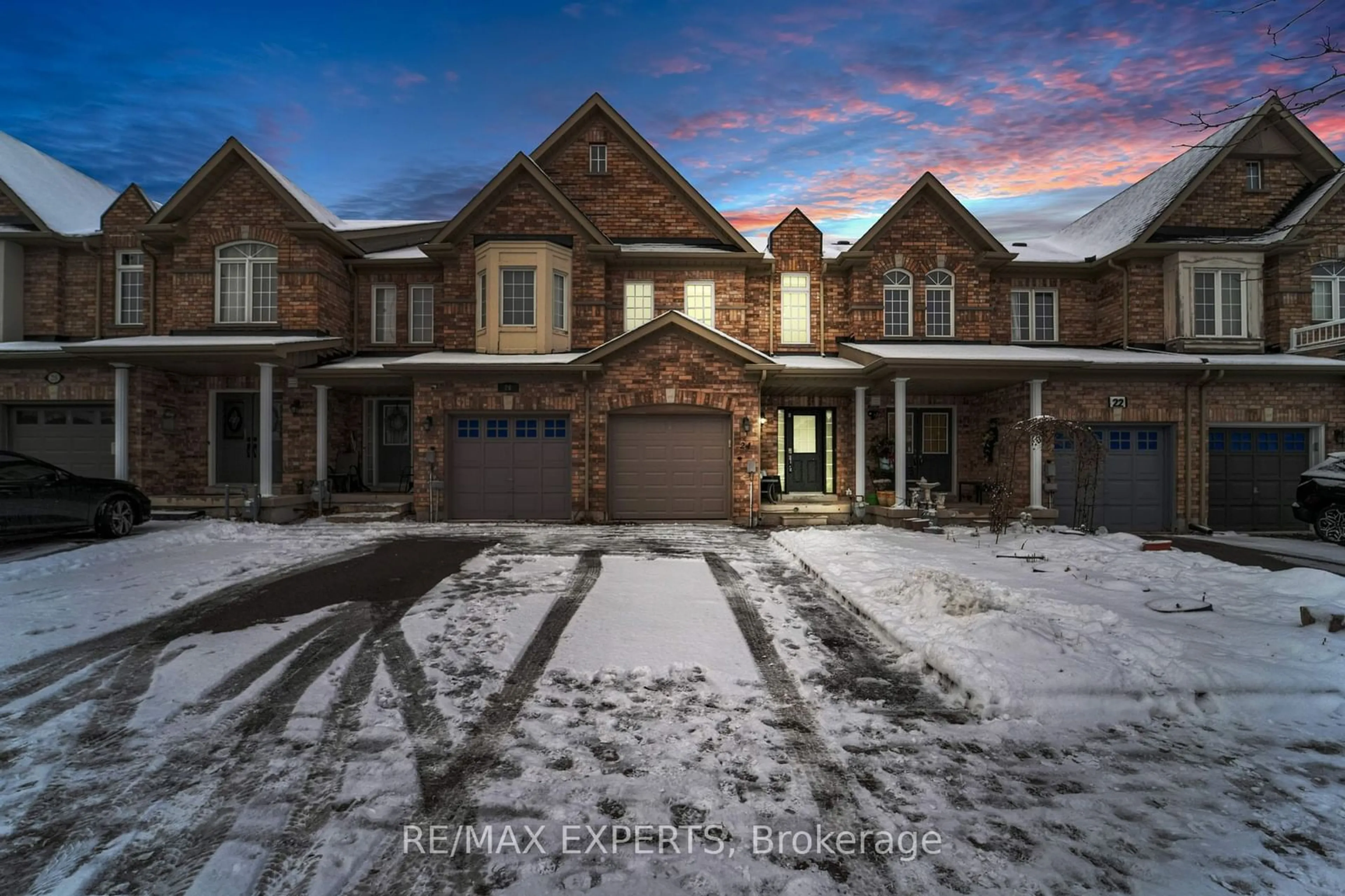 A pic from outside/outdoor area/front of a property/back of a property/a pic from drone, street for 24 Crestbank Crt, Vaughan Ontario L6A 0B2