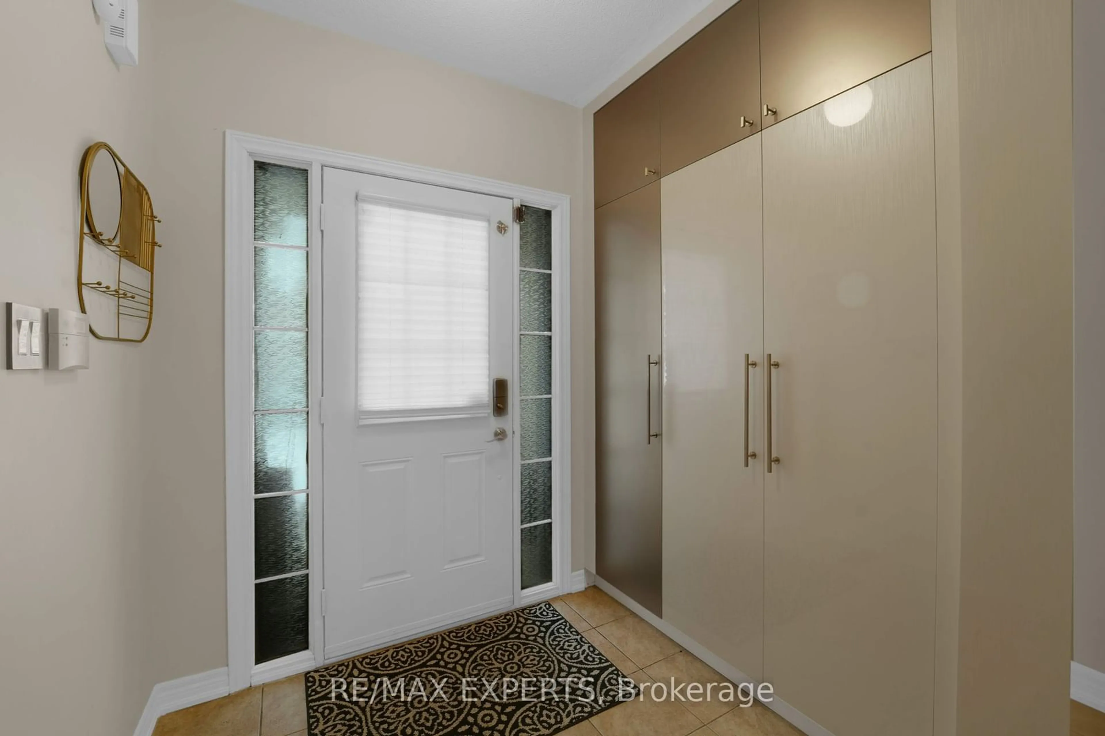 Indoor entryway for 24 Crestbank Crt, Vaughan Ontario L6A 0B2