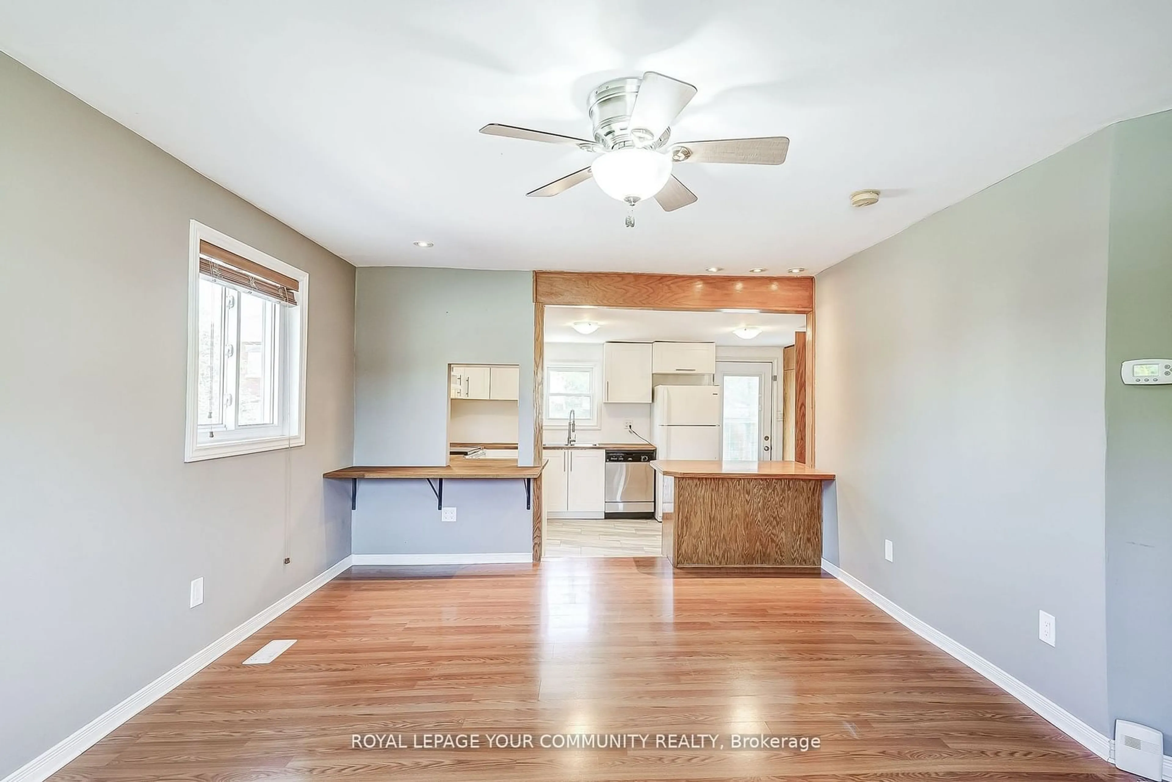 Open concept kitchen, wood/laminate floor for 39 Drury St, Bradford West Gwillimbury Ontario L3Z 1W9