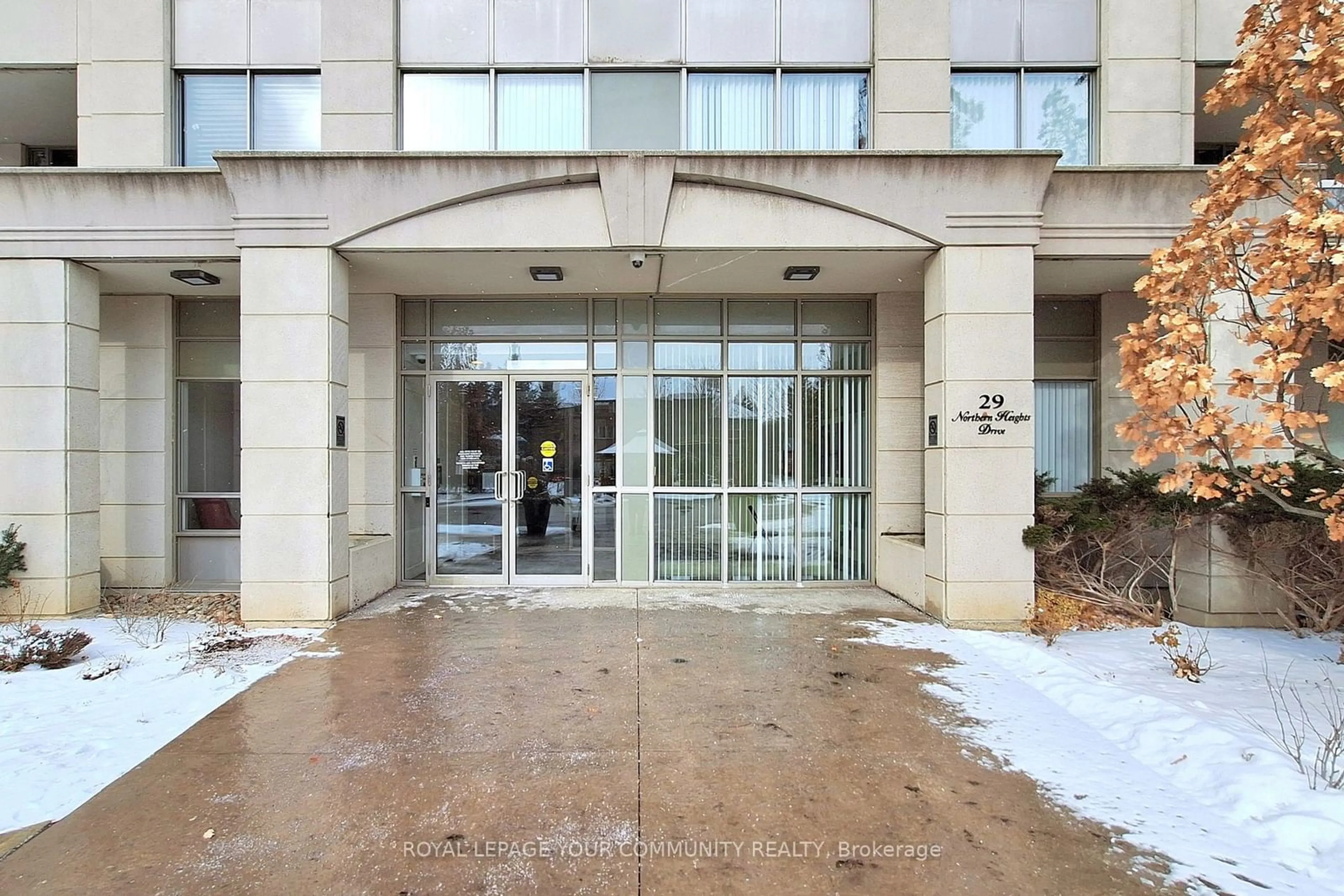 Indoor foyer for 29 Northern Heights Dr #415, Richmond Hill Ontario L4B 4L8