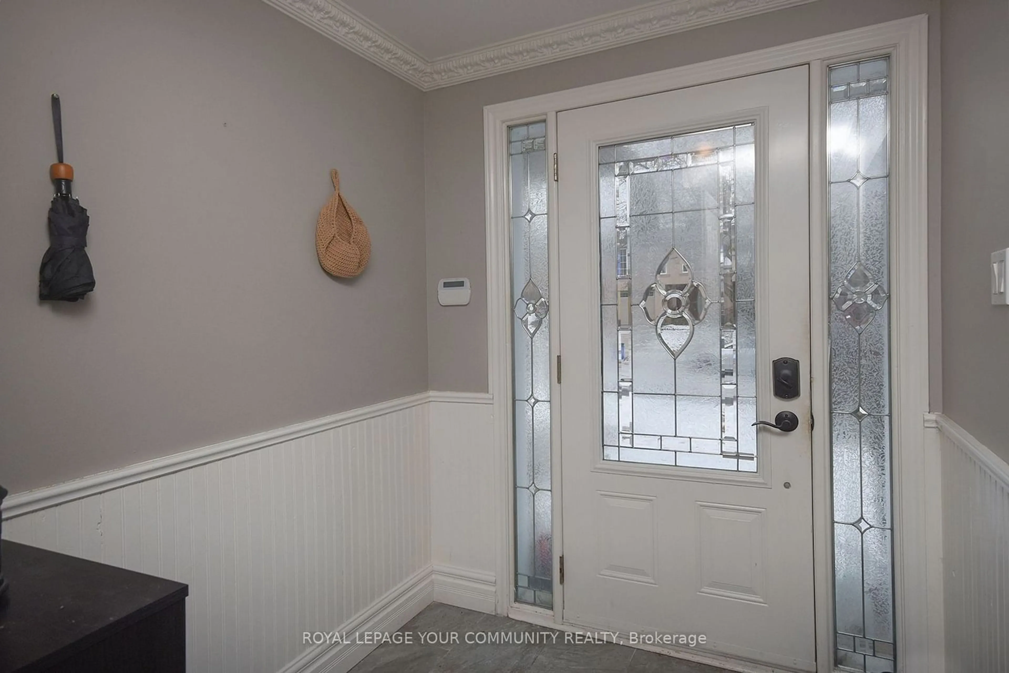 Indoor entryway for 85 Devins Dr, Aurora Ontario L4G 2Z5