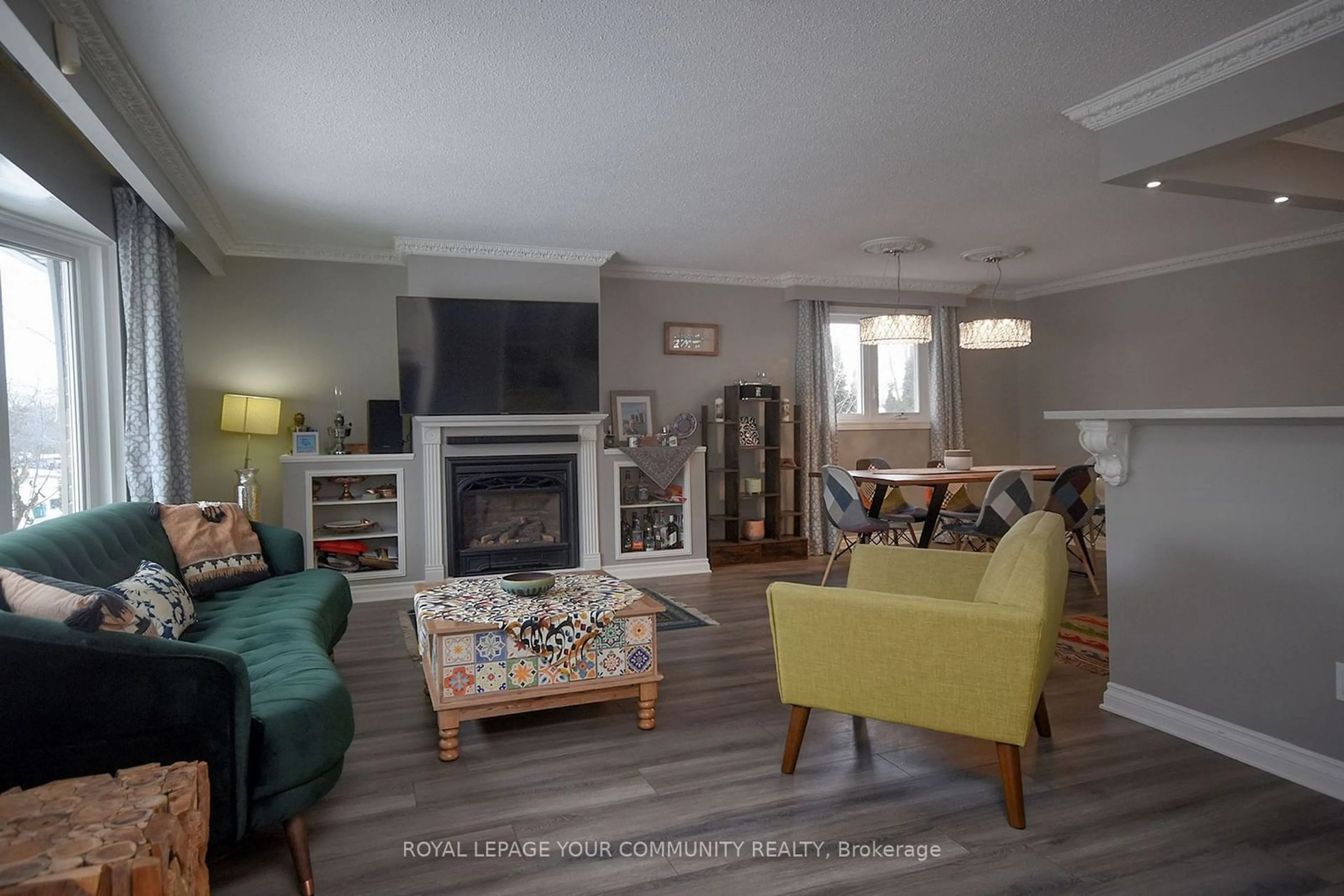 Living room with furniture, unknown for 85 Devins Dr, Aurora Ontario L4G 2Z5