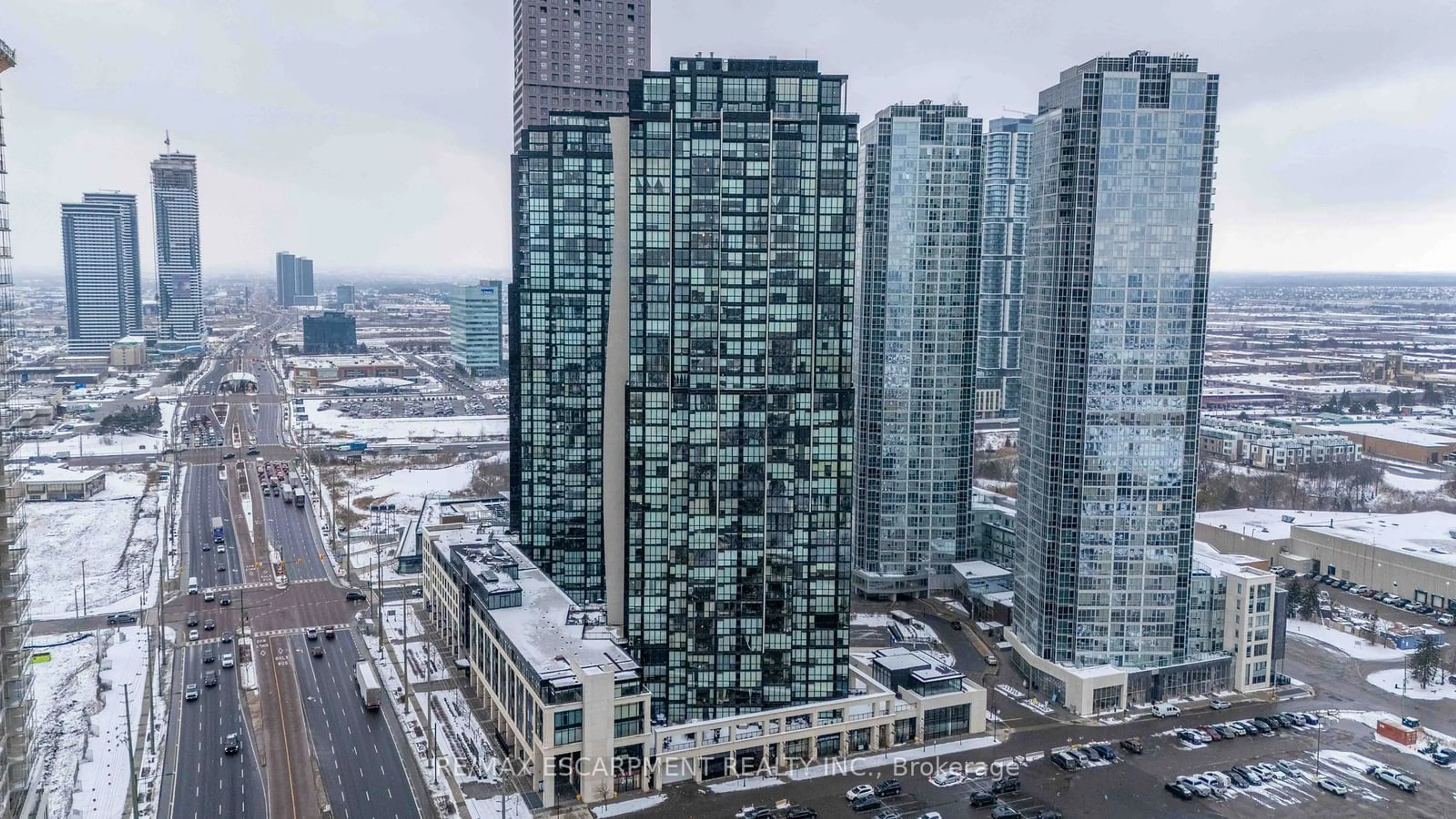 A pic from outside/outdoor area/front of a property/back of a property/a pic from drone, city buildings view from balcony for 2900 HIGHWAY 7 #2206, Vaughan Ontario L4K 0G3