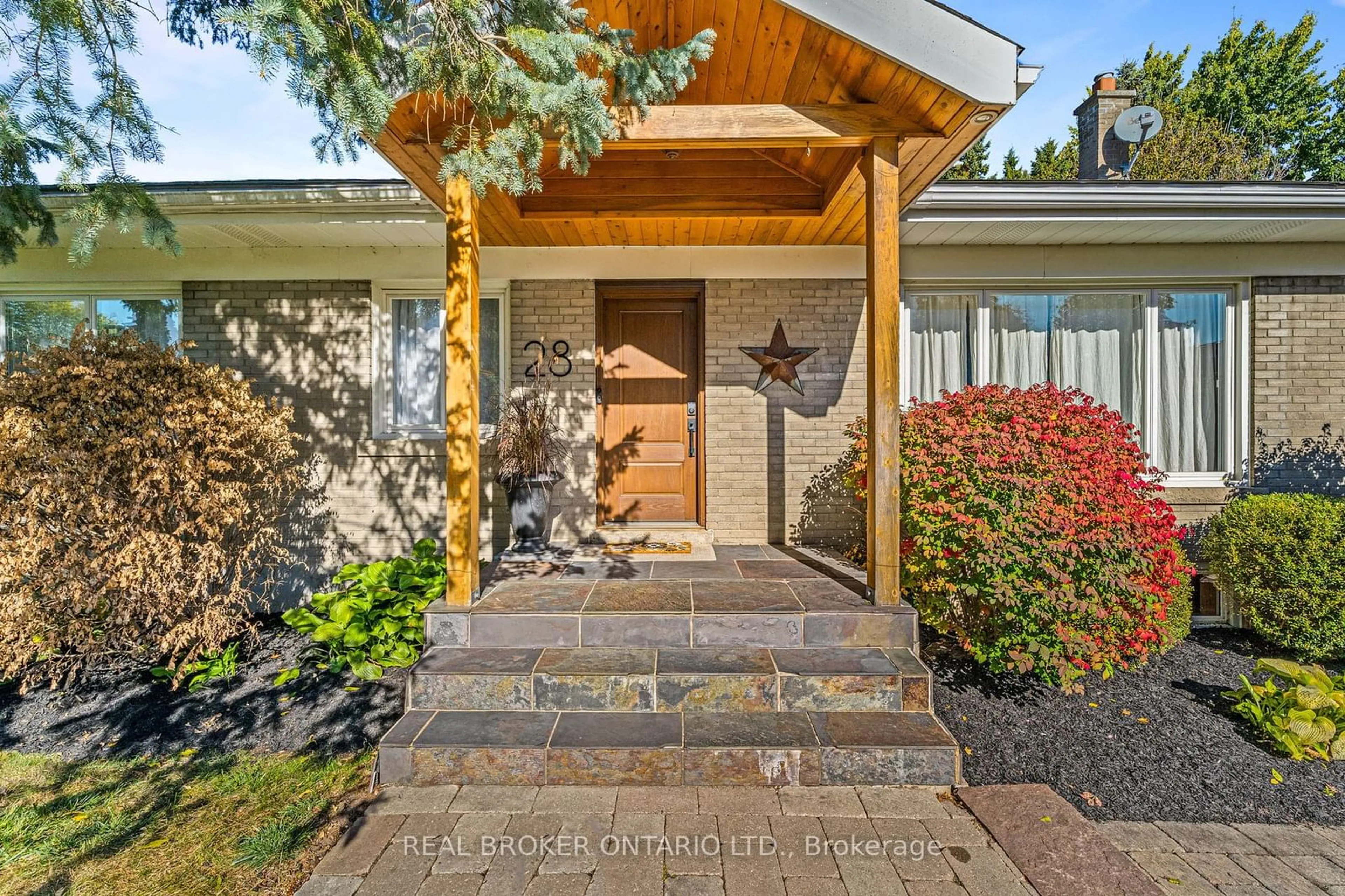 Indoor entryway for 28 George St, New Tecumseth Ontario L9R 1M7