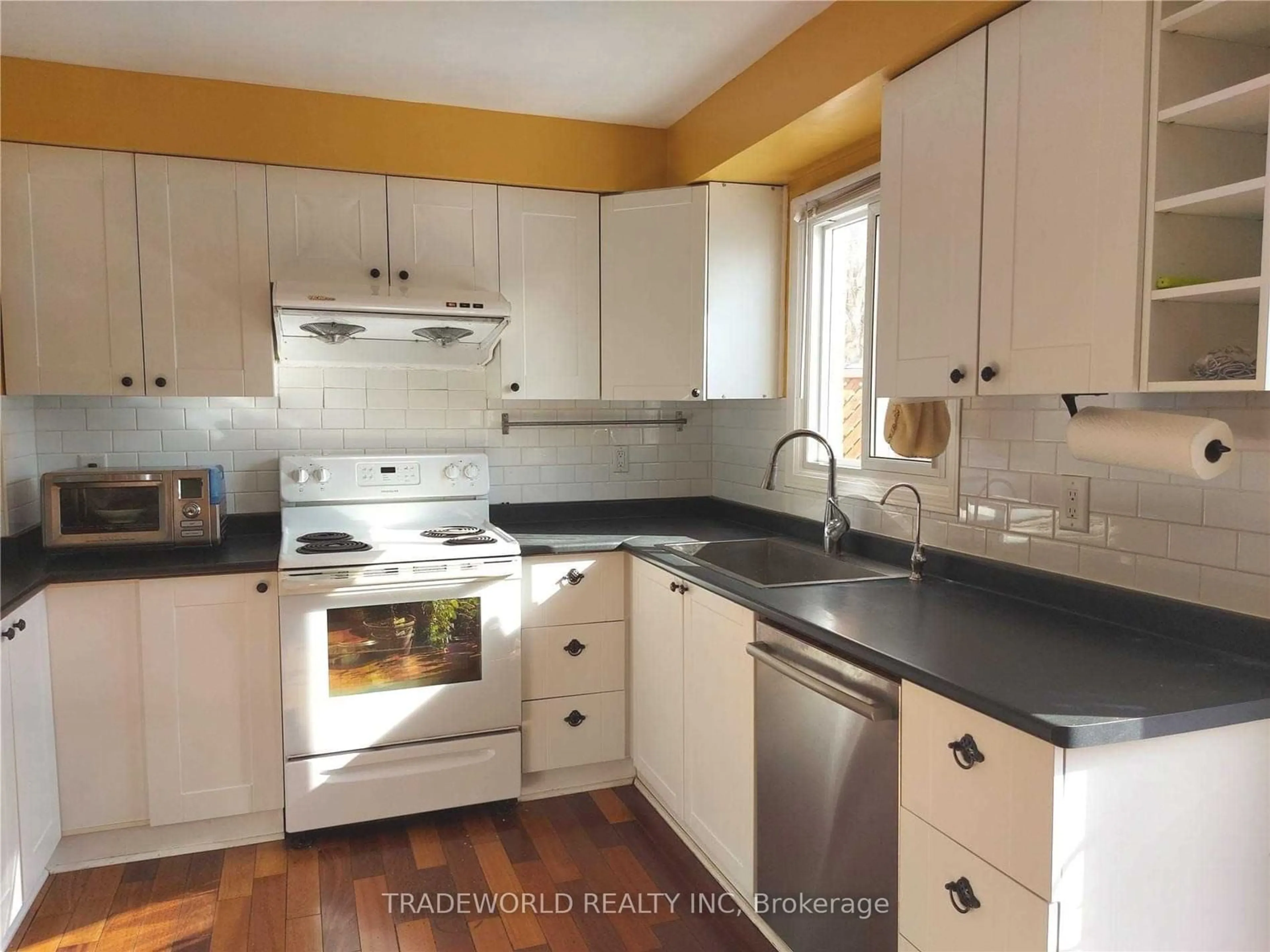 Standard kitchen, unknown for 880 Leslie Valley Dr, Newmarket Ontario L3Y 7G9