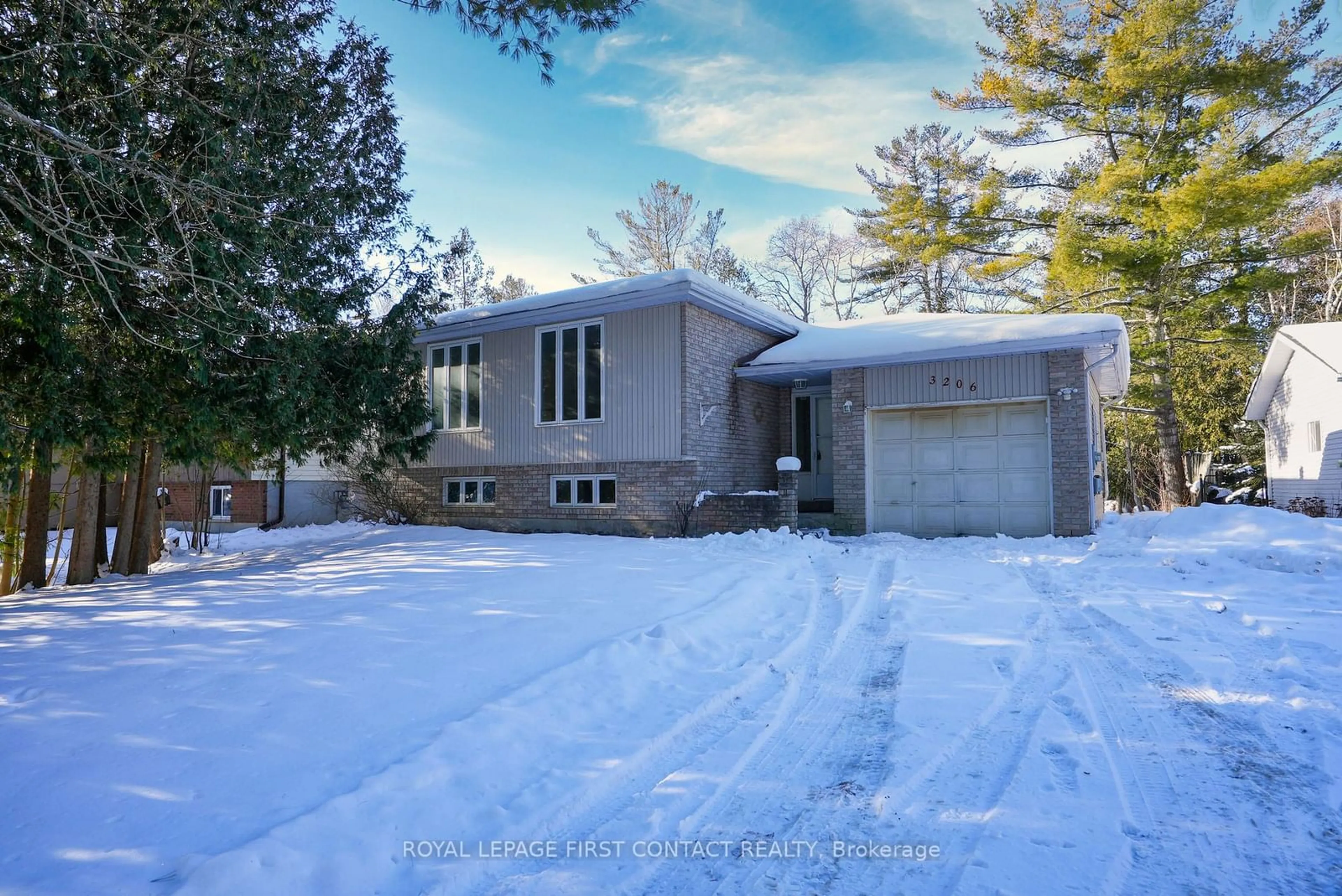 A pic from outside/outdoor area/front of a property/back of a property/a pic from drone, street for 3206 Cove Ave, Innisfil Ontario L9S 2K8