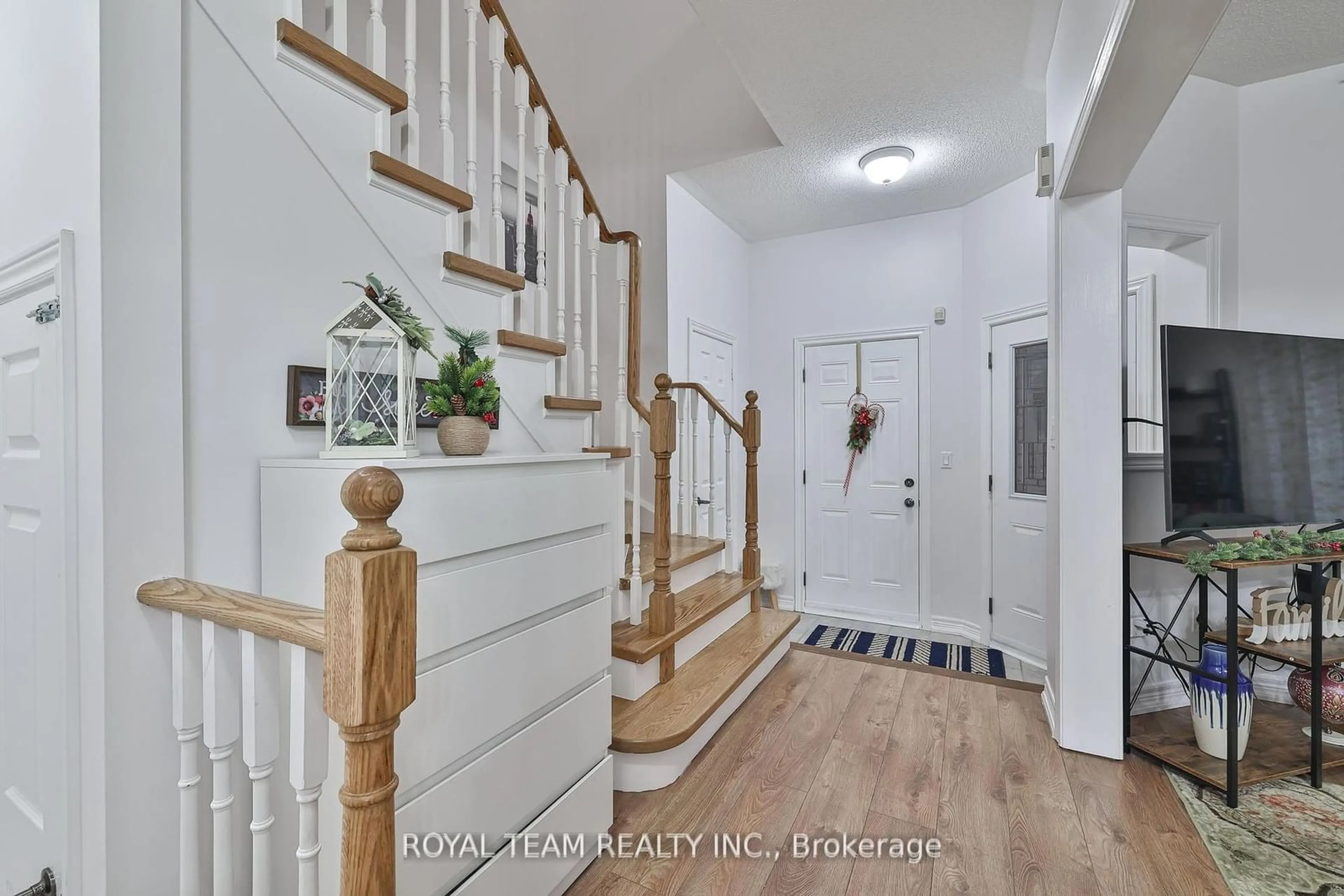 Indoor entryway for 38 Maple Meadows Lane, Vaughan Ontario L6A 2X5