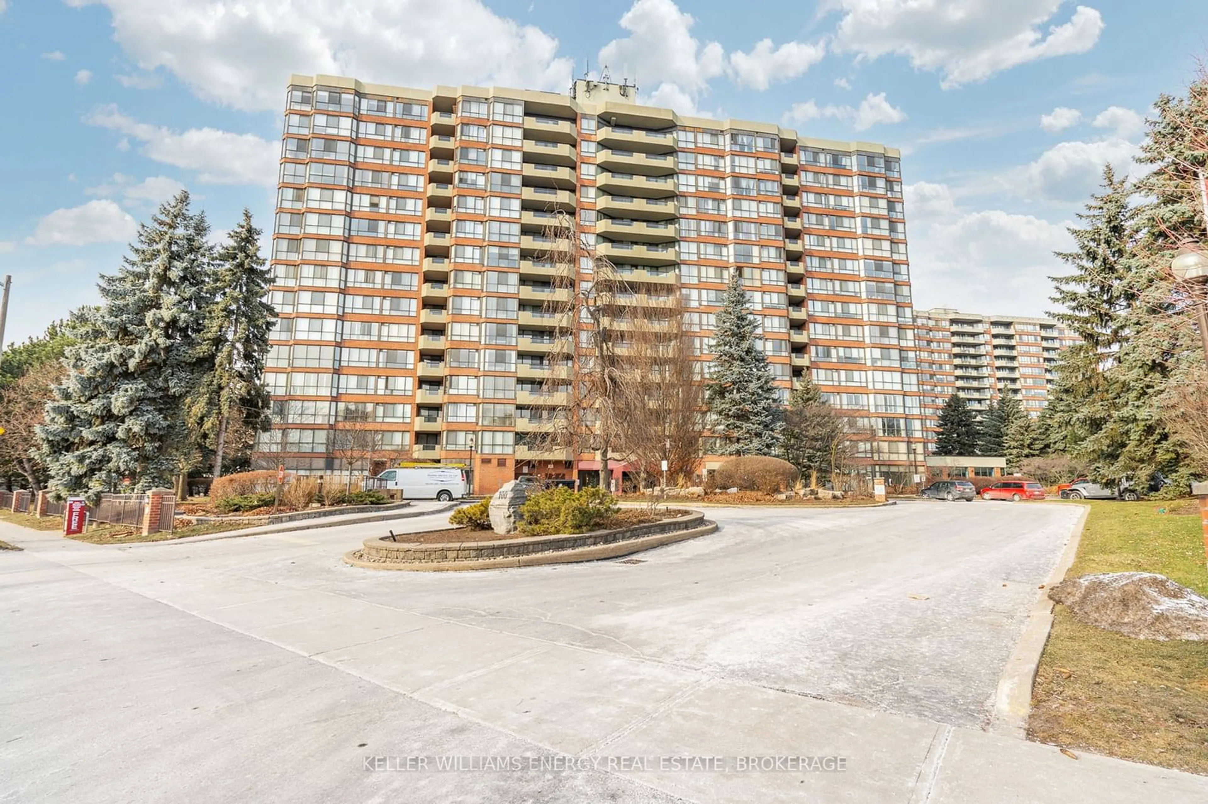 A pic from outside/outdoor area/front of a property/back of a property/a pic from drone, unknown for 100 Observatory Lane #312, Richmond Hill Ontario L4C 1T4