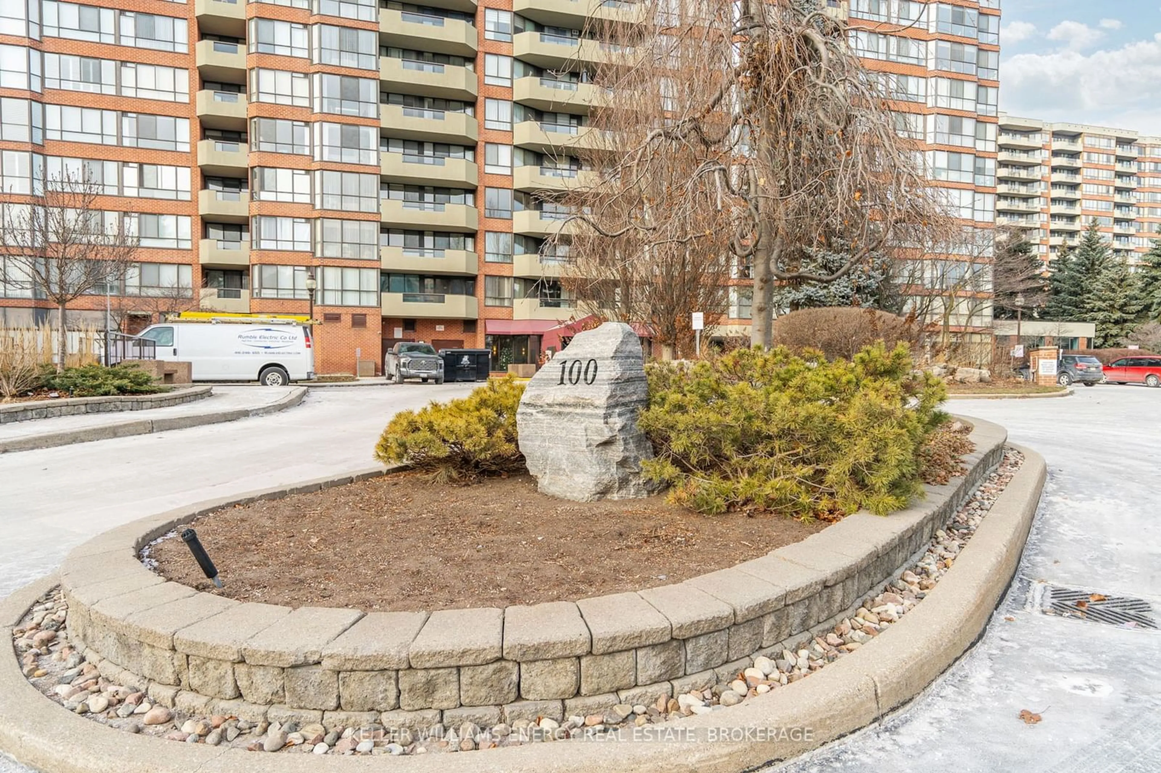 Patio, street for 100 Observatory Lane #312, Richmond Hill Ontario L4C 1T4