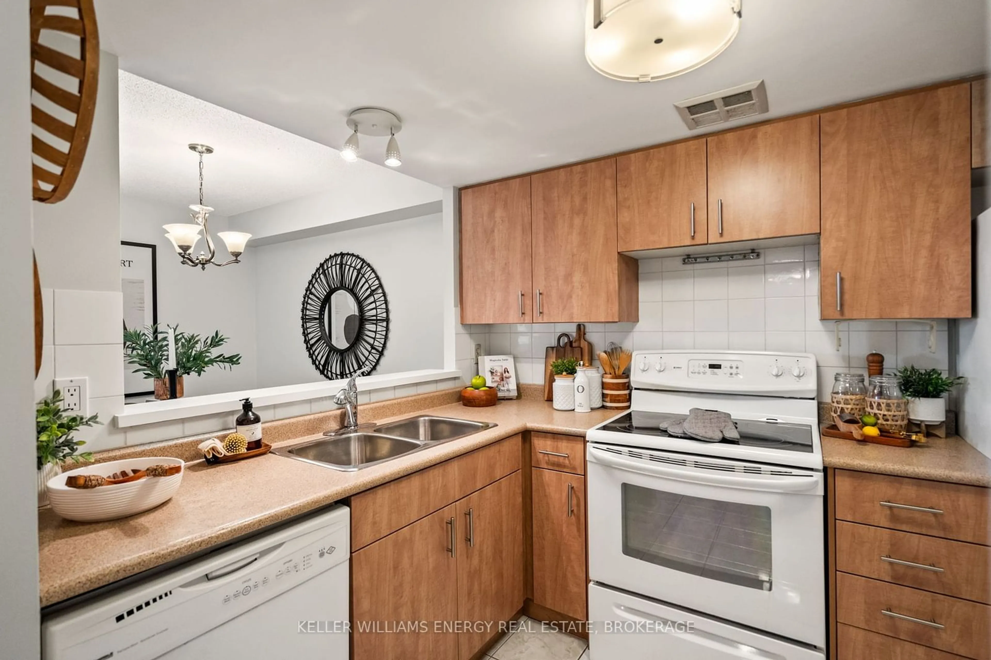 Standard kitchen, unknown for 100 Observatory Lane #312, Richmond Hill Ontario L4C 1T4