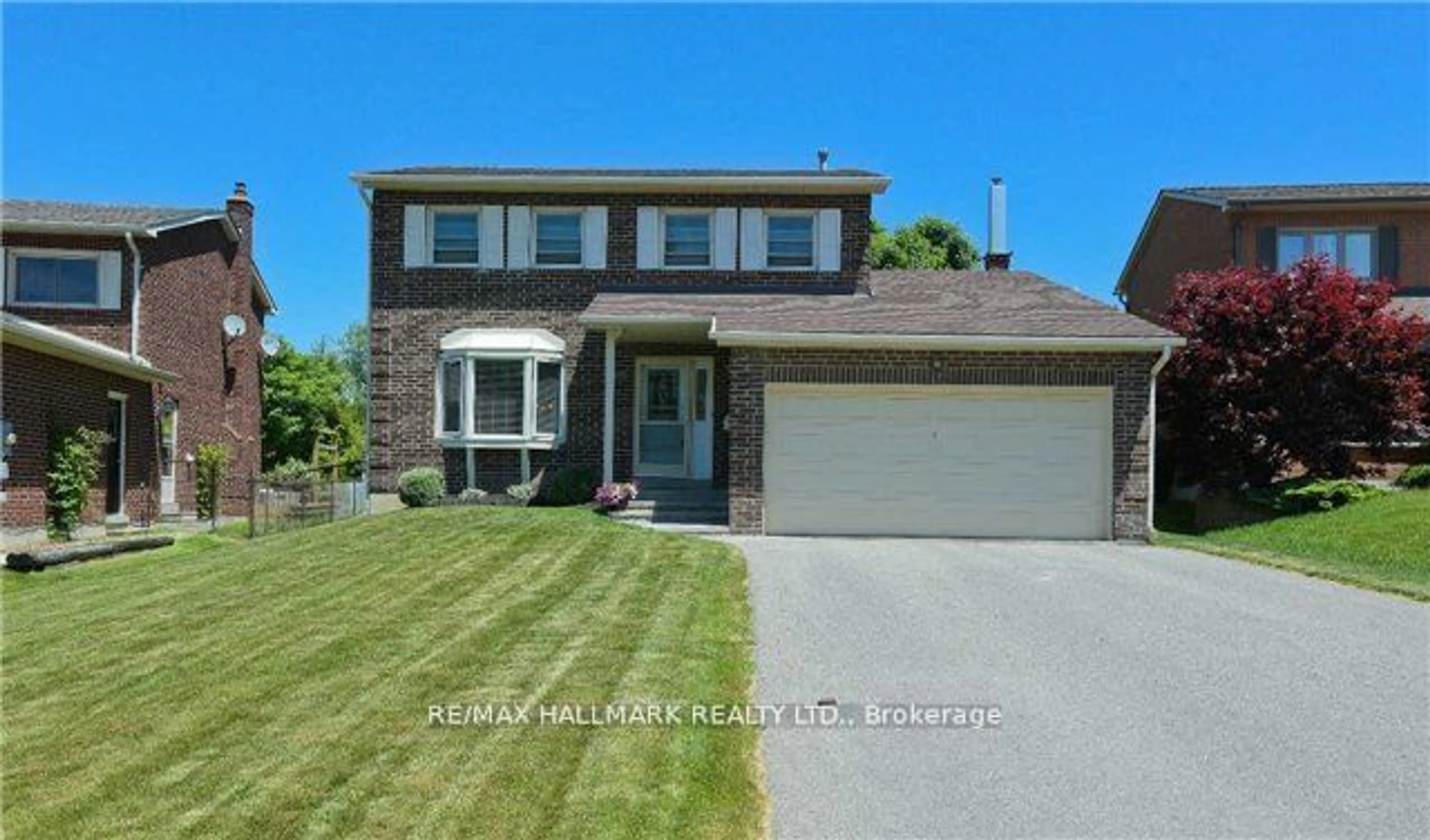 Home with brick exterior material, street for 213 Hampton Crt, Newmarket Ontario L3Y 6J5