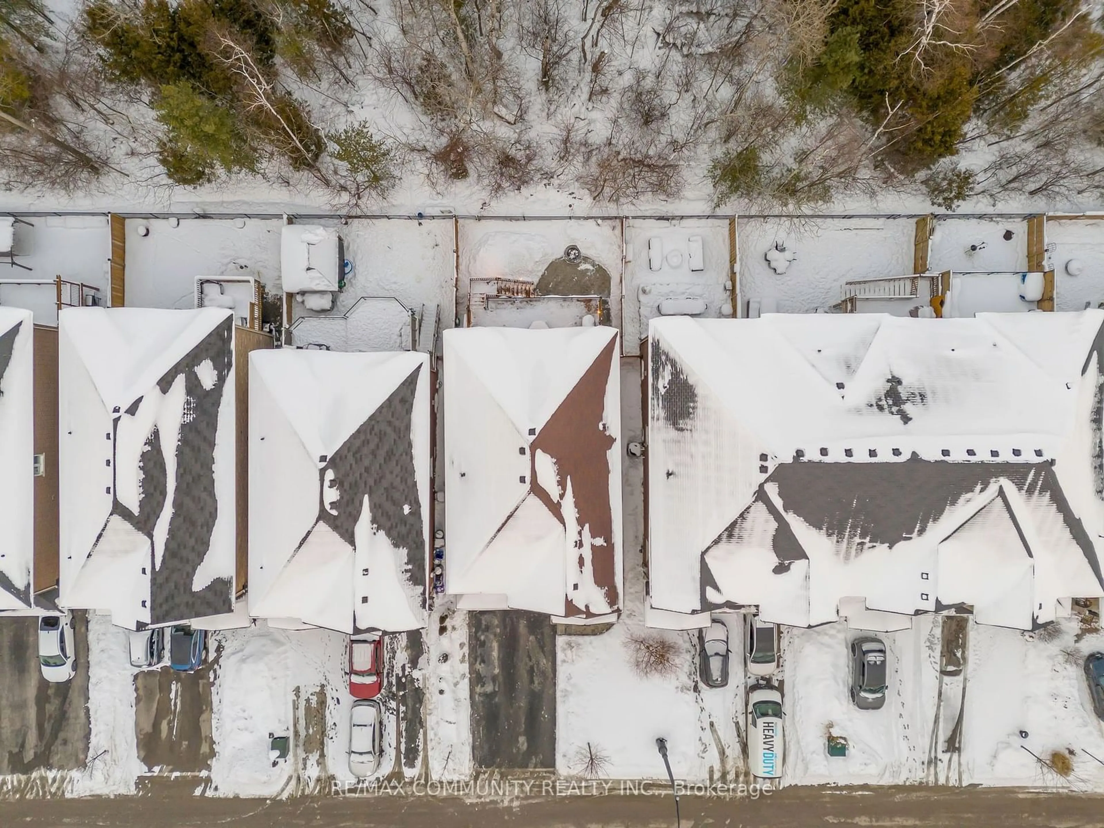 A pic from outside/outdoor area/front of a property/back of a property/a pic from drone, building for 71 Scotia Rd, Georgina Ontario L0E 1R0