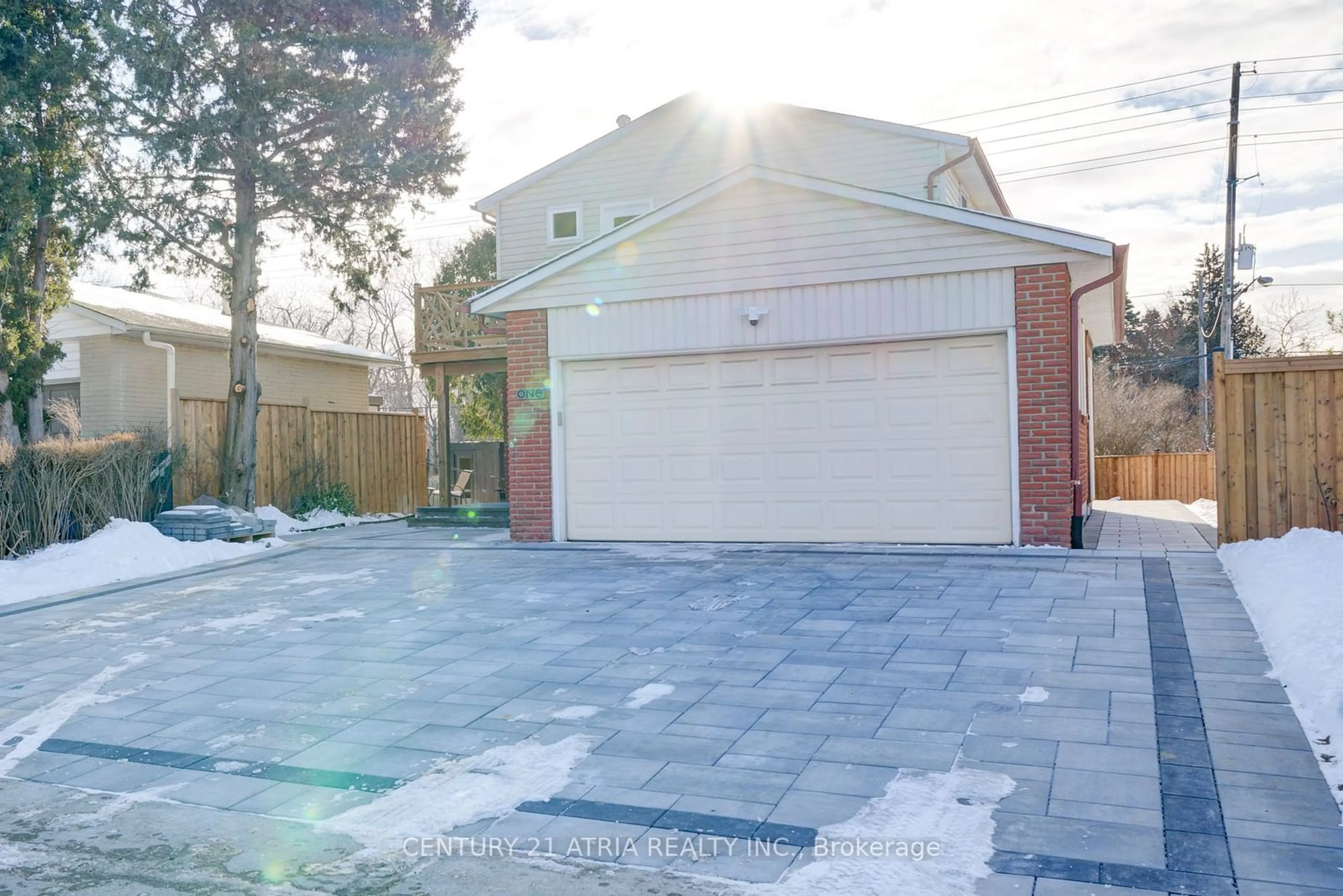 A pic from outside/outdoor area/front of a property/back of a property/a pic from drone, street for 1 Hamilton Hall Dr, Markham Ontario L3P 2P1