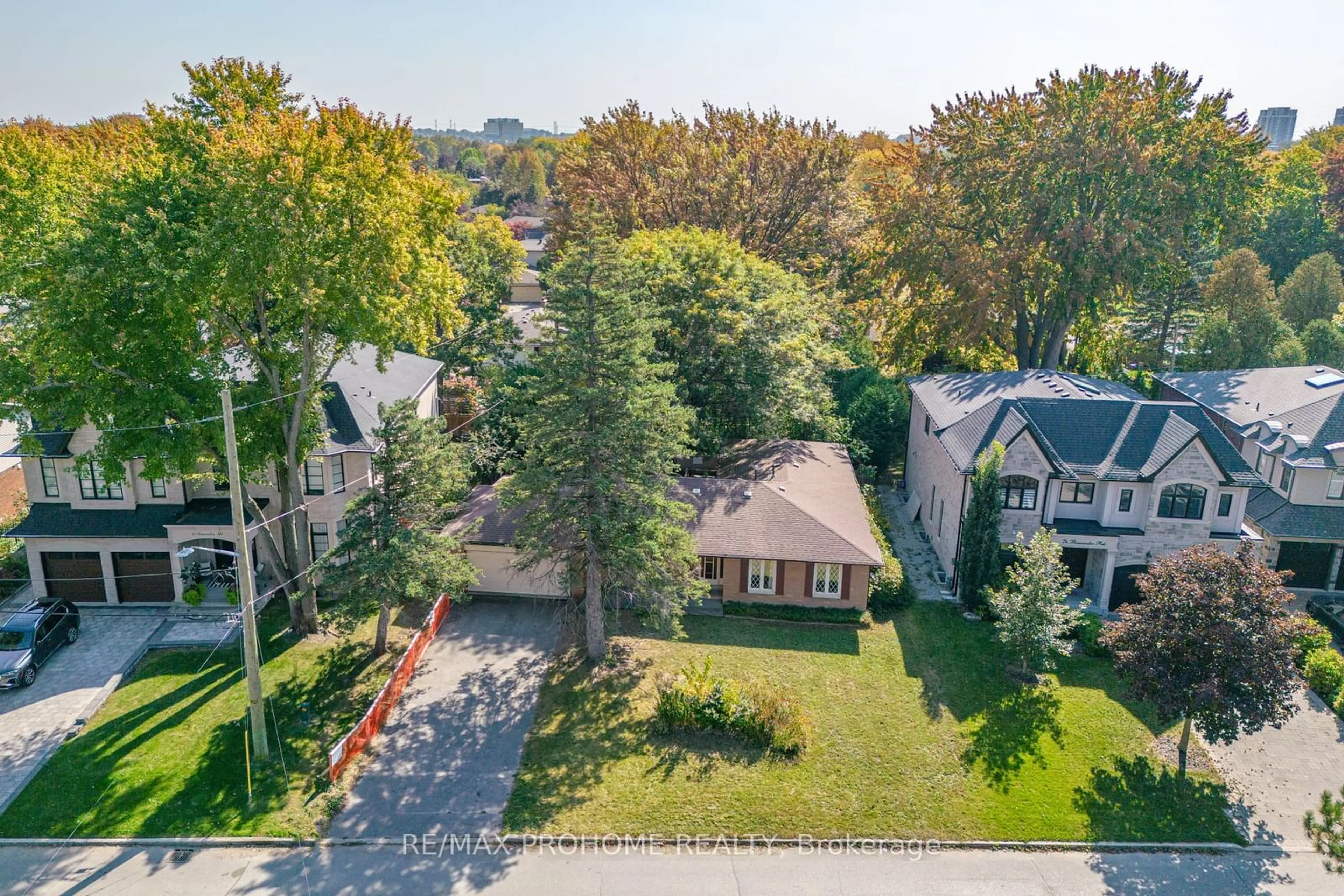 A pic from outside/outdoor area/front of a property/back of a property/a pic from drone, street for 9 Pomander Rd, Markham Ontario L3R 1X5