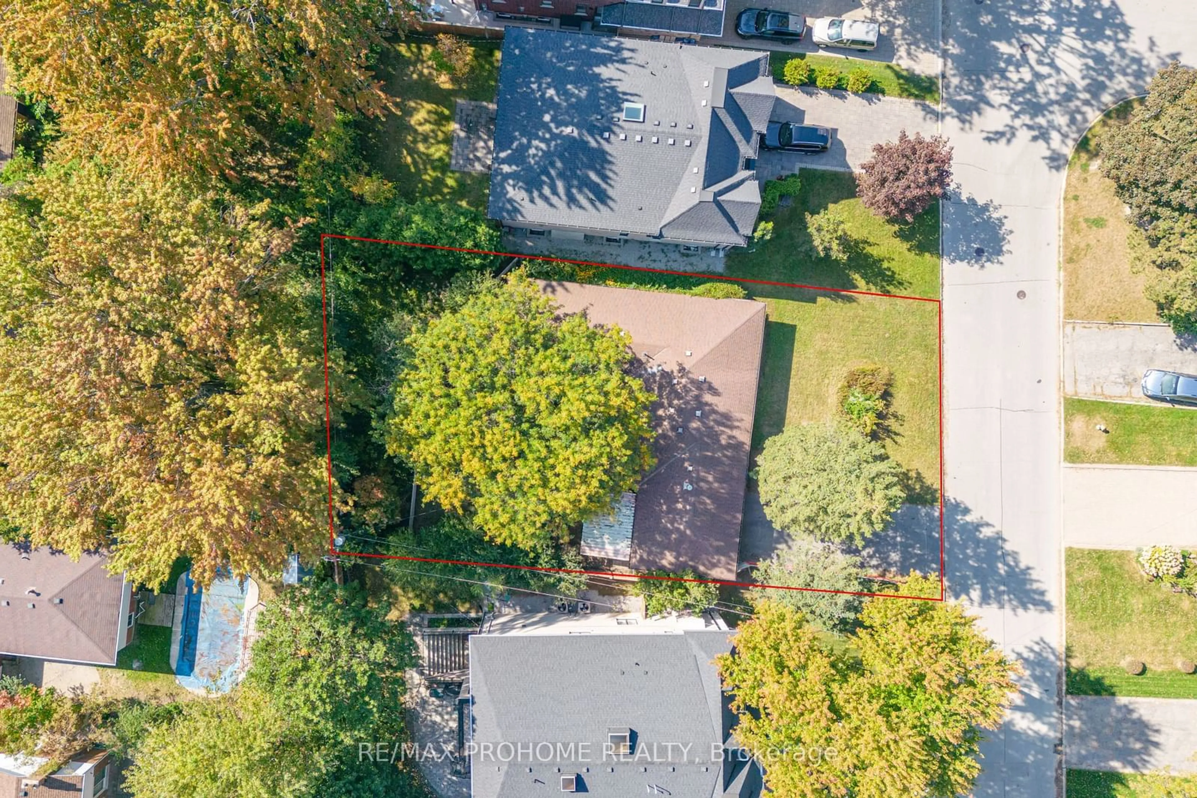 A pic from outside/outdoor area/front of a property/back of a property/a pic from drone, street for 9 Pomander Rd, Markham Ontario L3R 1X5