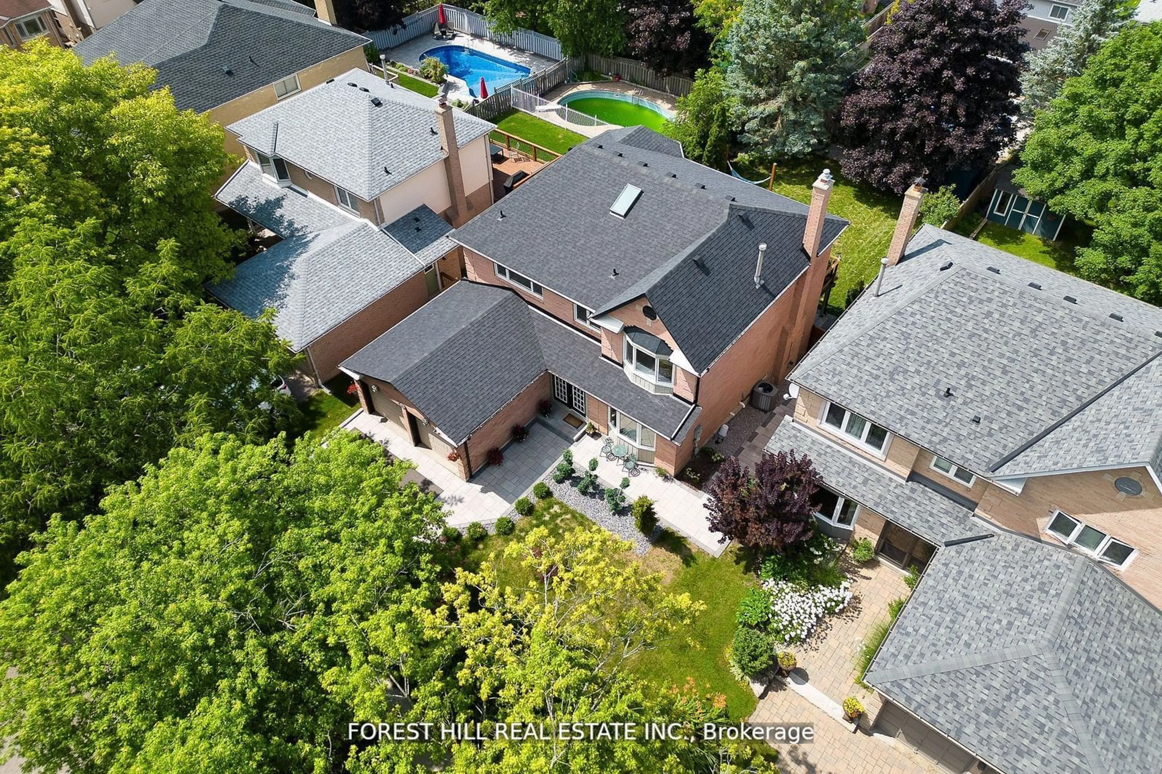 A pic from outside/outdoor area/front of a property/back of a property/a pic from drone, street for 28 Beatty Cres, Aurora Ontario L4G 5V1