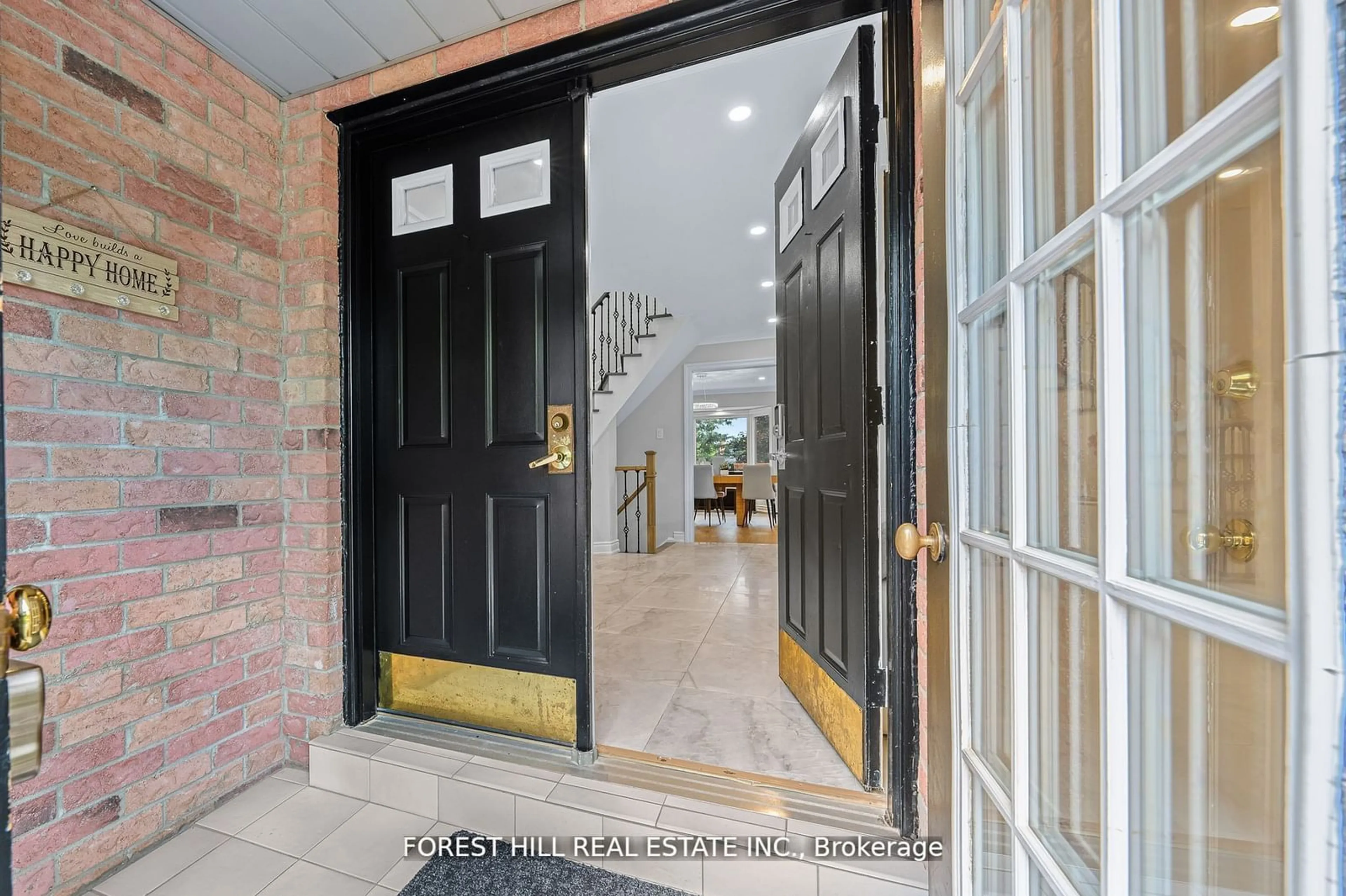 Indoor foyer for 28 Beatty Cres, Aurora Ontario L4G 5V1