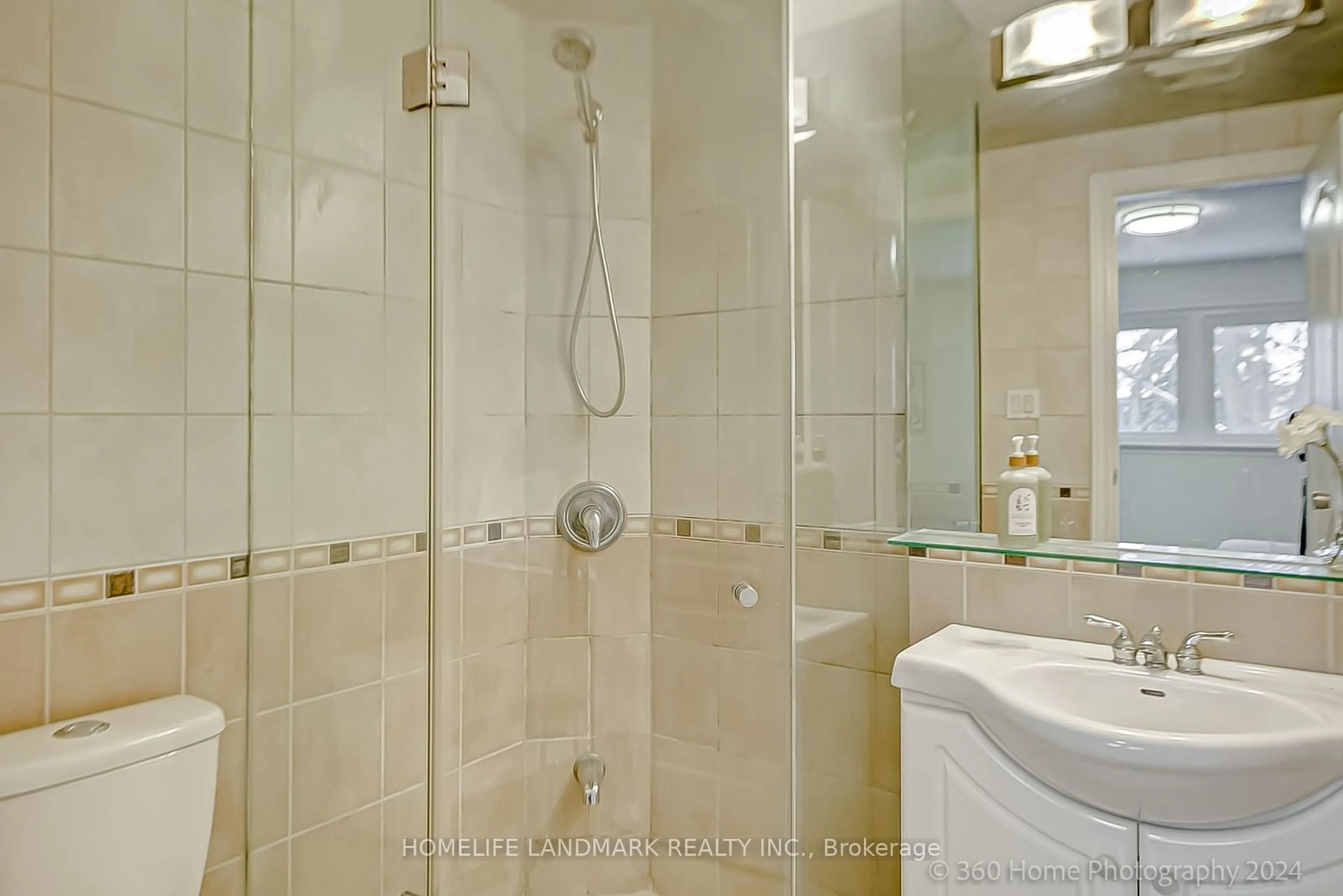 Standard bathroom, ceramic/tile floor for 42 Kitsilano Cres, Richmond Hill Ontario L4C 5A5