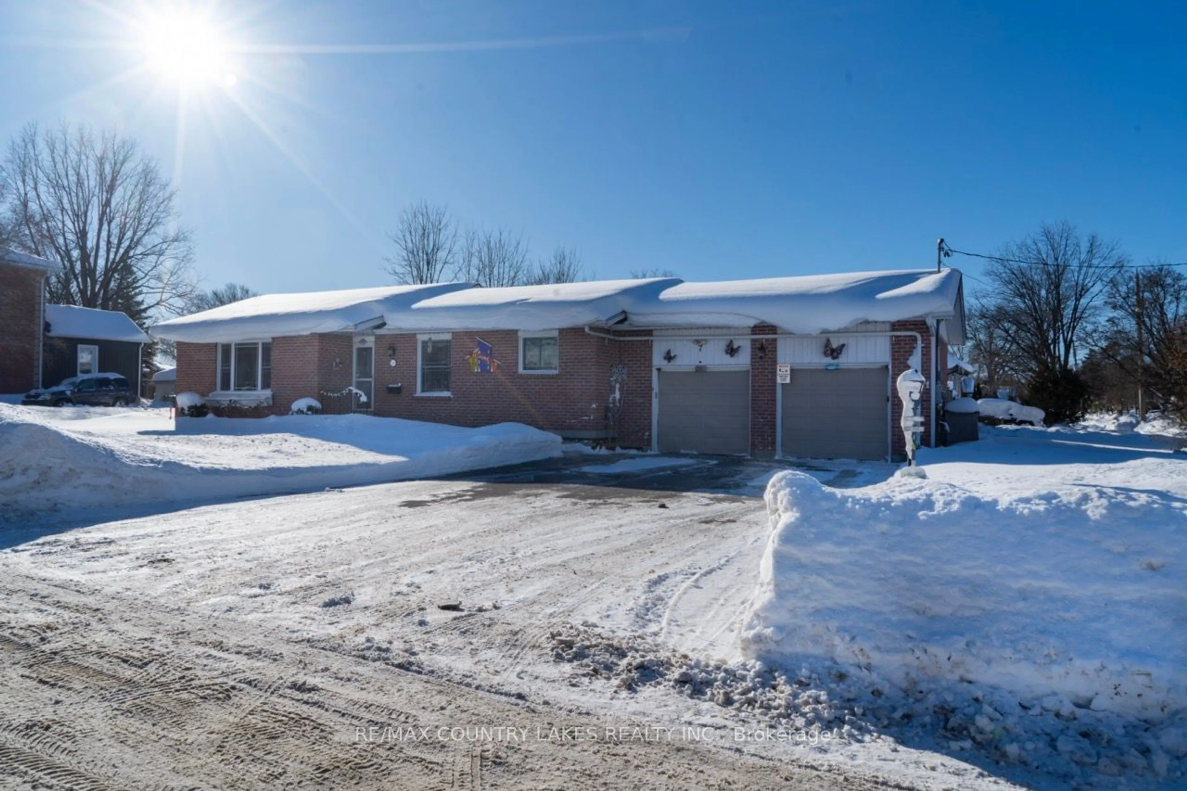 A pic from outside/outdoor area/front of a property/back of a property/a pic from drone, street for 7 Queen St, Brock Ontario L0E 1E0