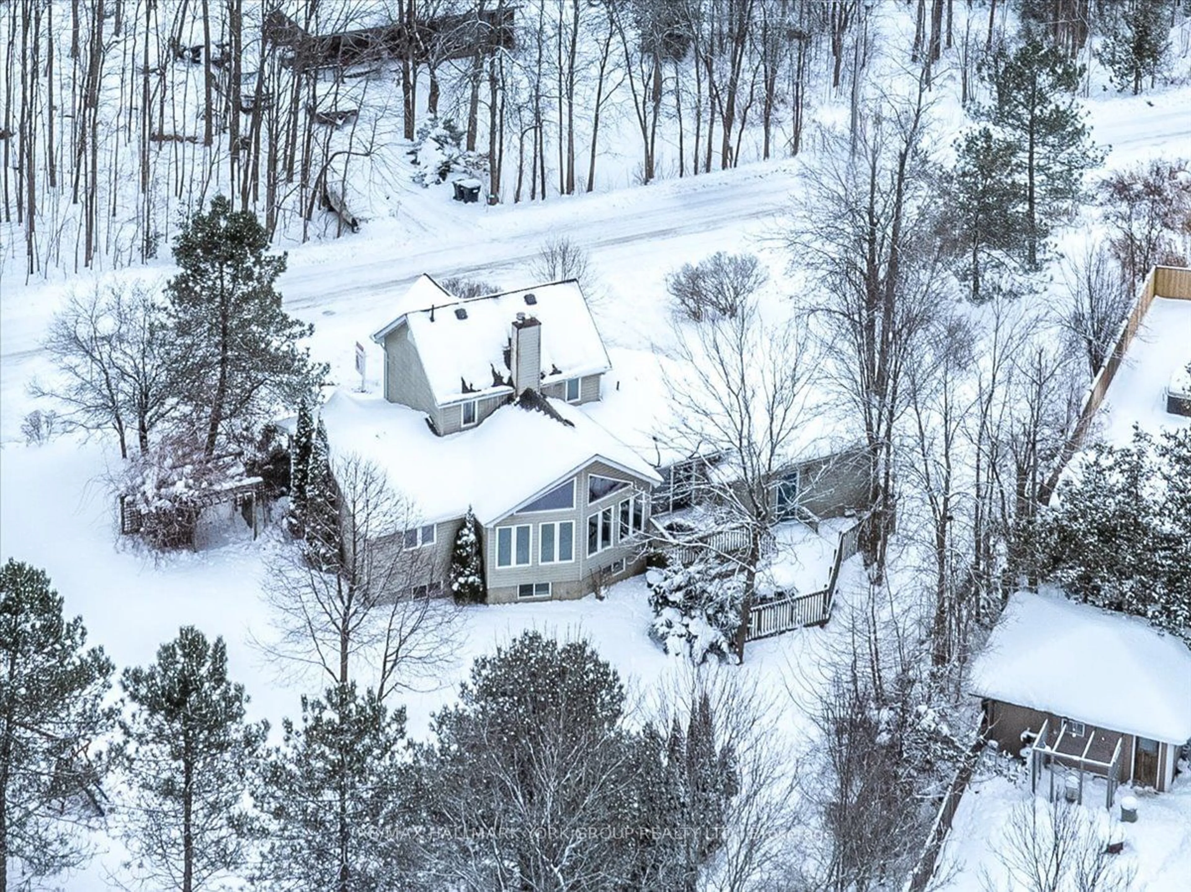 A pic from outside/outdoor area/front of a property/back of a property/a pic from drone, unknown for 3794 East St, Innisfil Ontario L9S 2L9