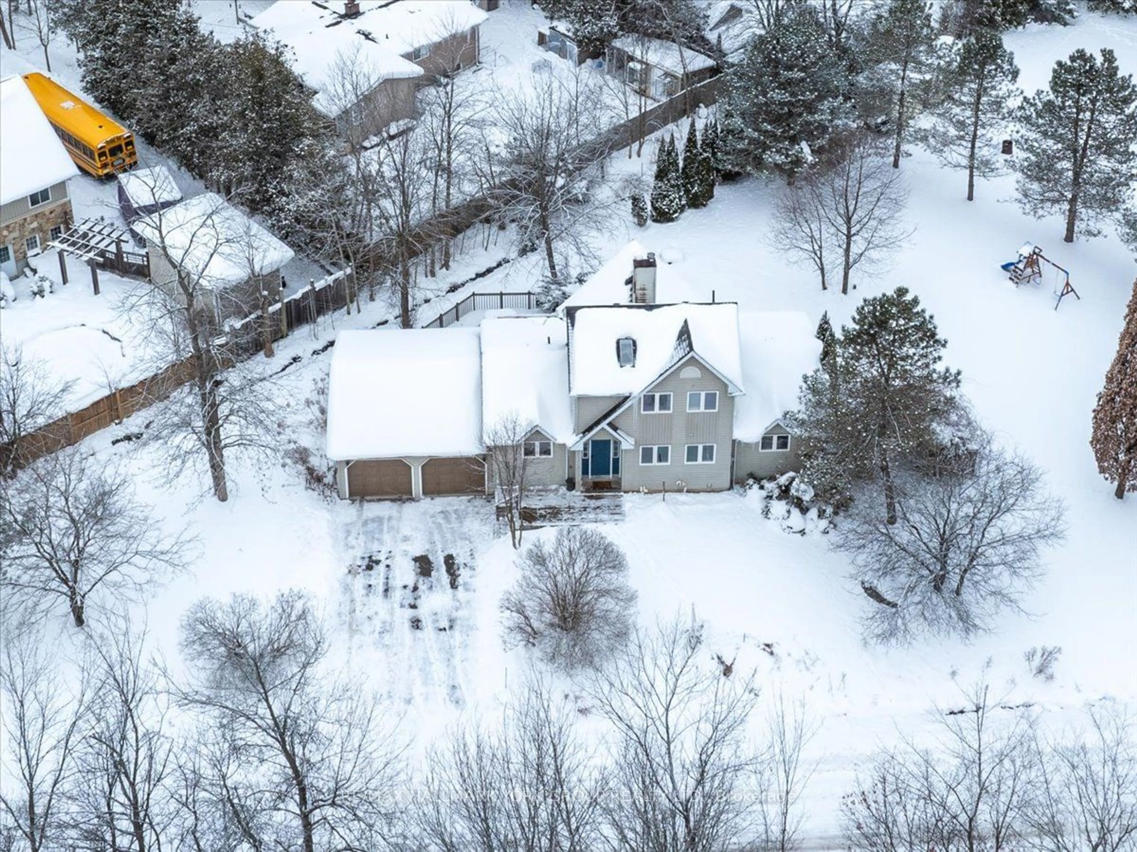 A pic from outside/outdoor area/front of a property/back of a property/a pic from drone, street for 3794 East St, Innisfil Ontario L9S 2L9