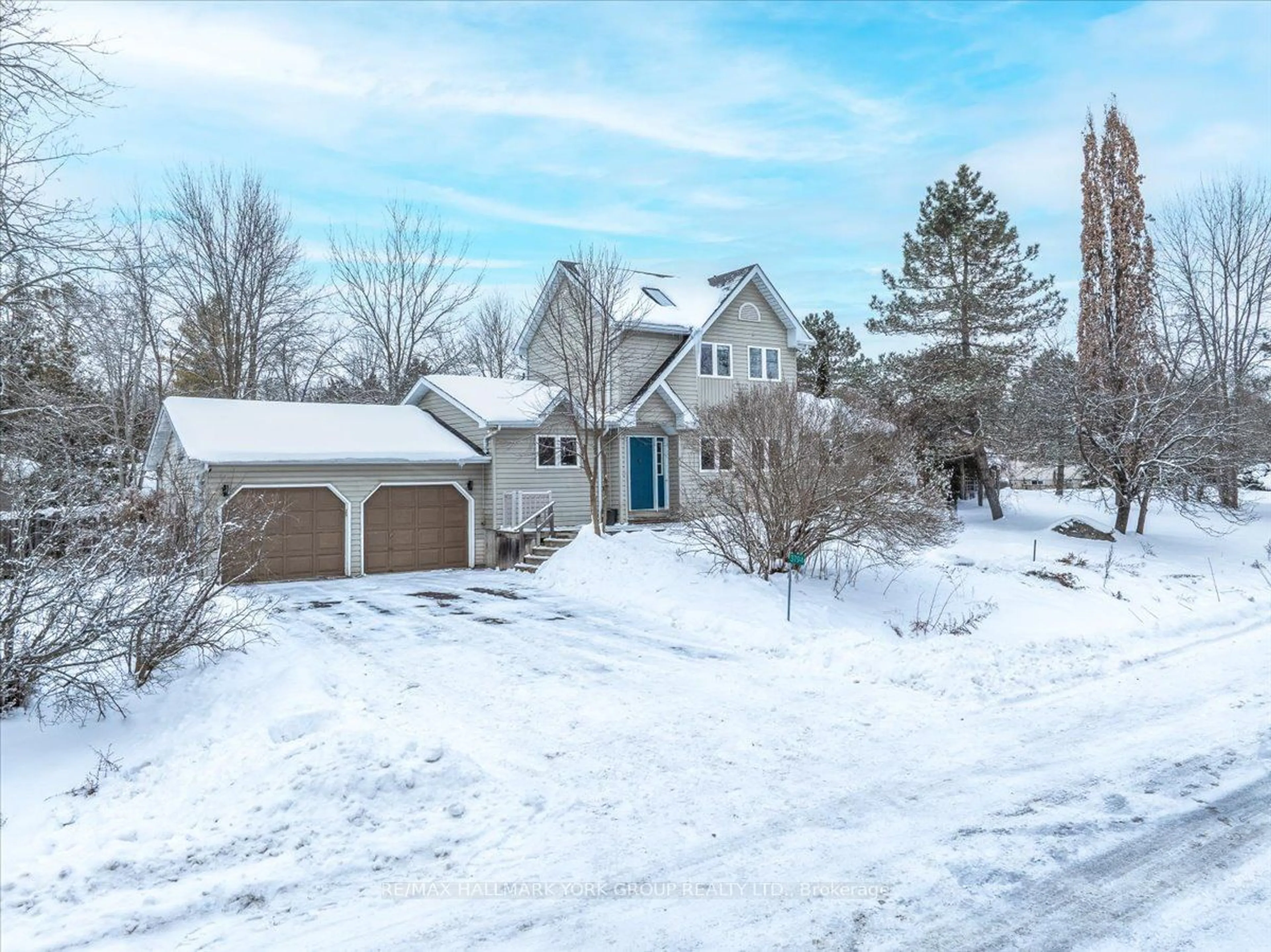 A pic from outside/outdoor area/front of a property/back of a property/a pic from drone, street for 3794 East St, Innisfil Ontario L9S 2L9